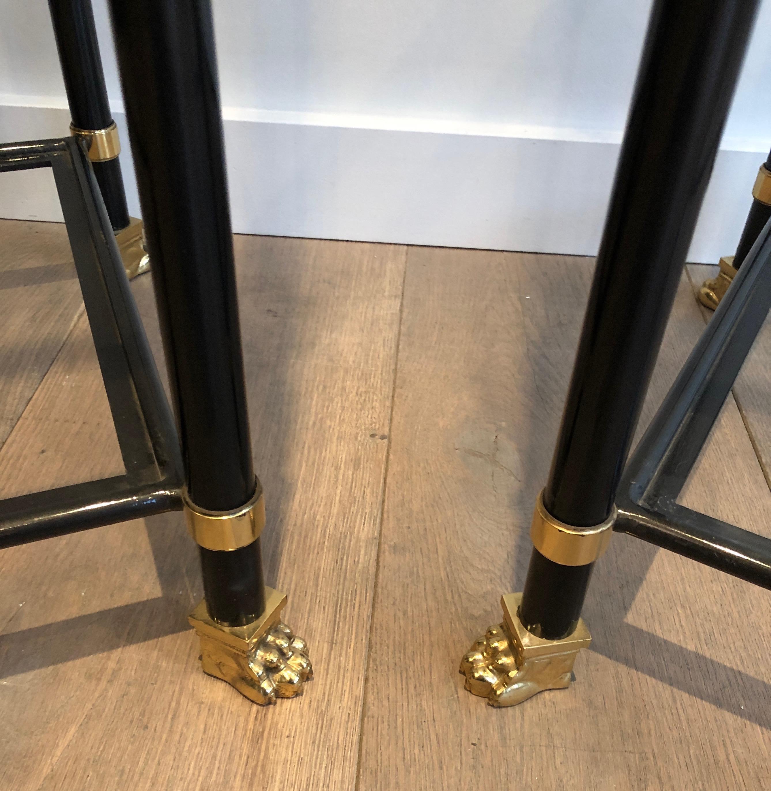 Paire d'étagères en métal laqué noir, laiton, verre et bronze avec pieds en forme de griffes en vente 8