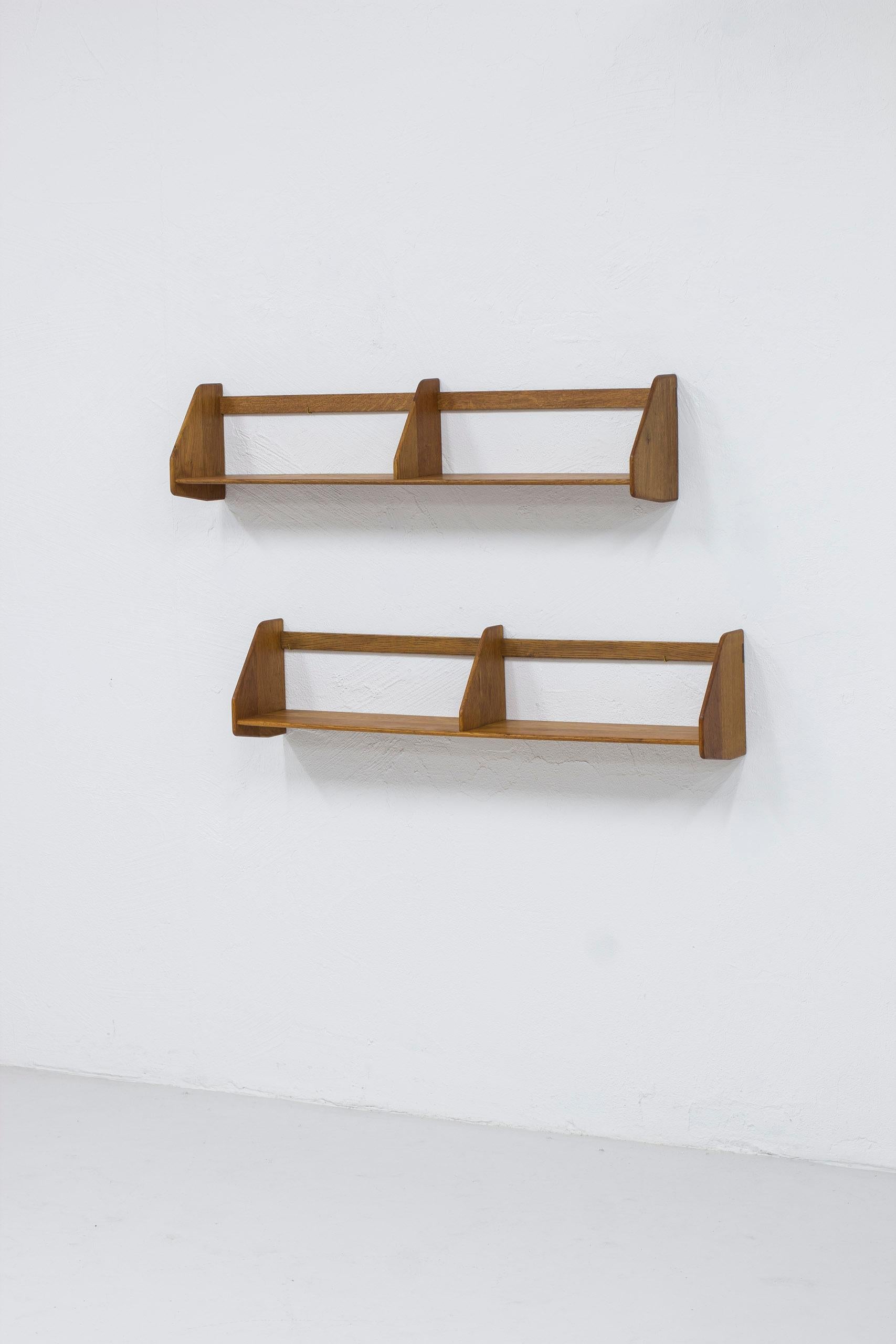 Scandinavian Modern Pair of shelves in oak RY21 by Hans J. Wegner, Denmark, 1950s For Sale