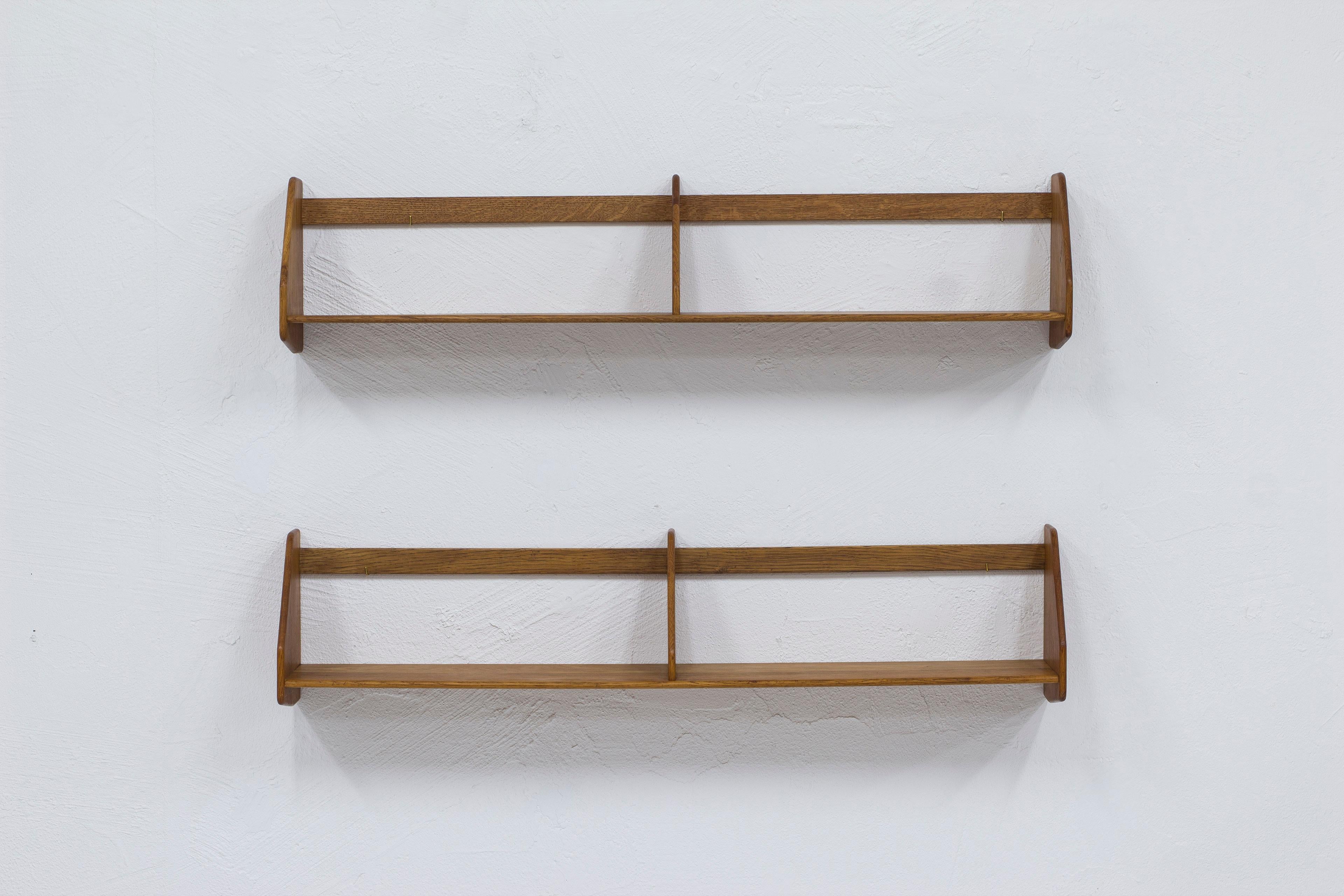 Pair of shelves in oak RY21 by Hans J. Wegner, Denmark, 1950s In Good Condition For Sale In Hägersten, SE