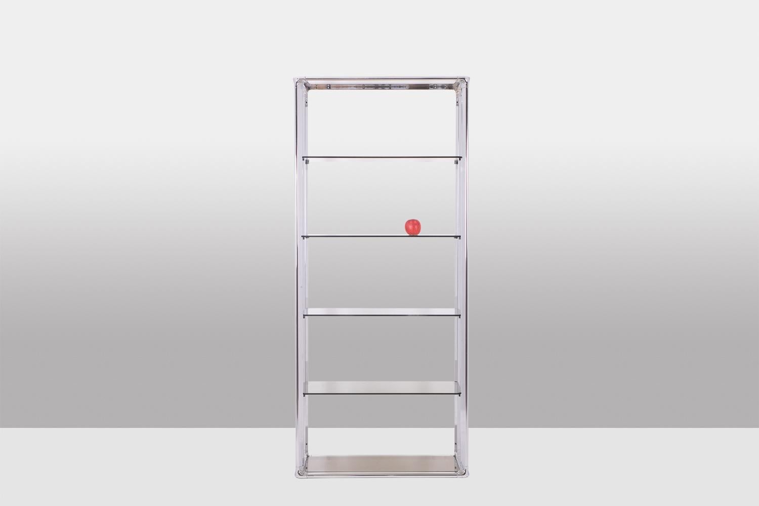 Coppia di mensole con 6 ripiani in vetro fumé, appoggiate su una struttura in metallo cromato.

Opera italiana realizzata negli anni '1970.

Dimensioni: H. H. 191,5 x L. 93 x P. 38 cm

Riferimento: LS6415509M