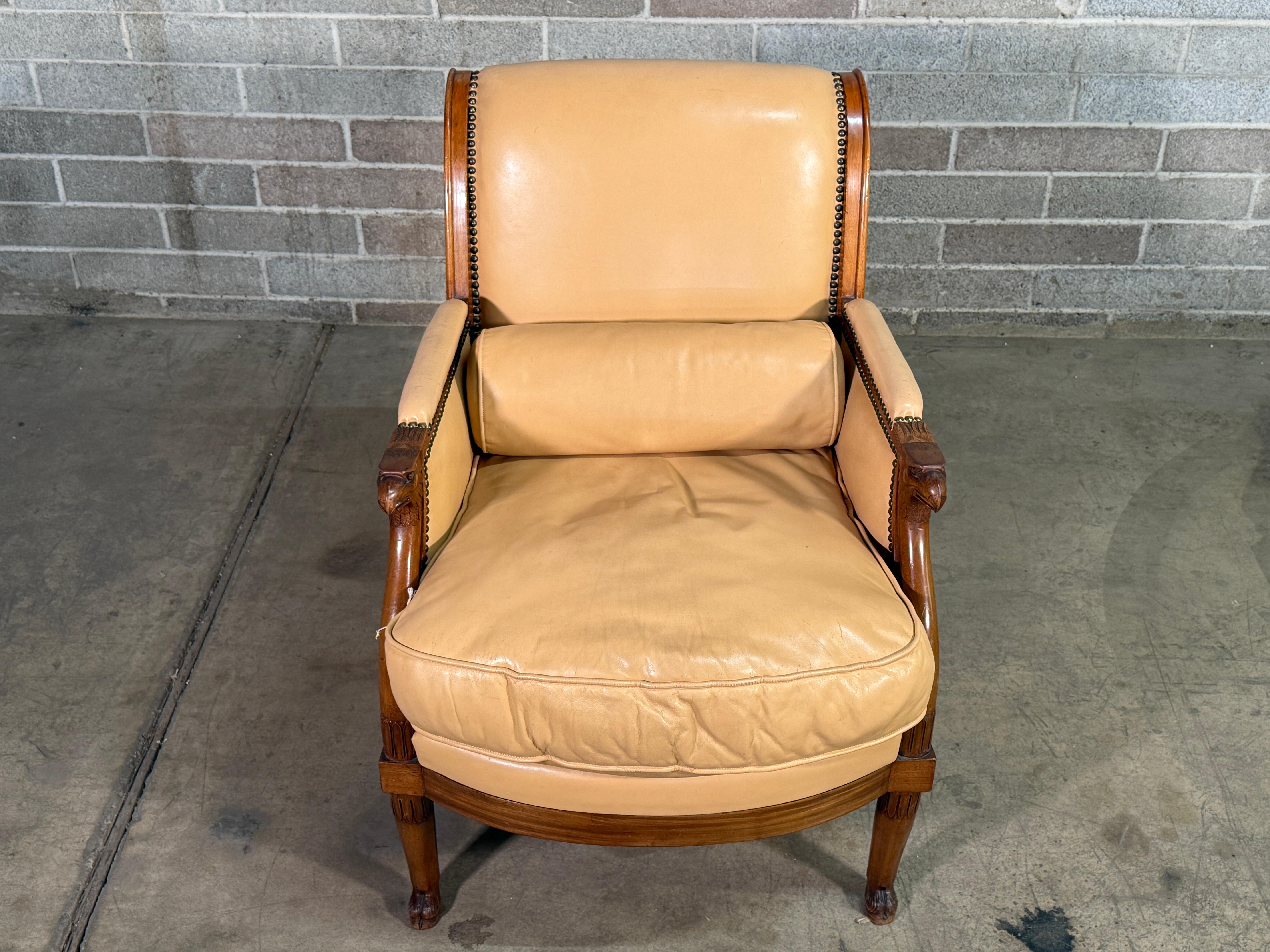Empire Paire de chaises de bergères en acajou blond de Dominique en vente