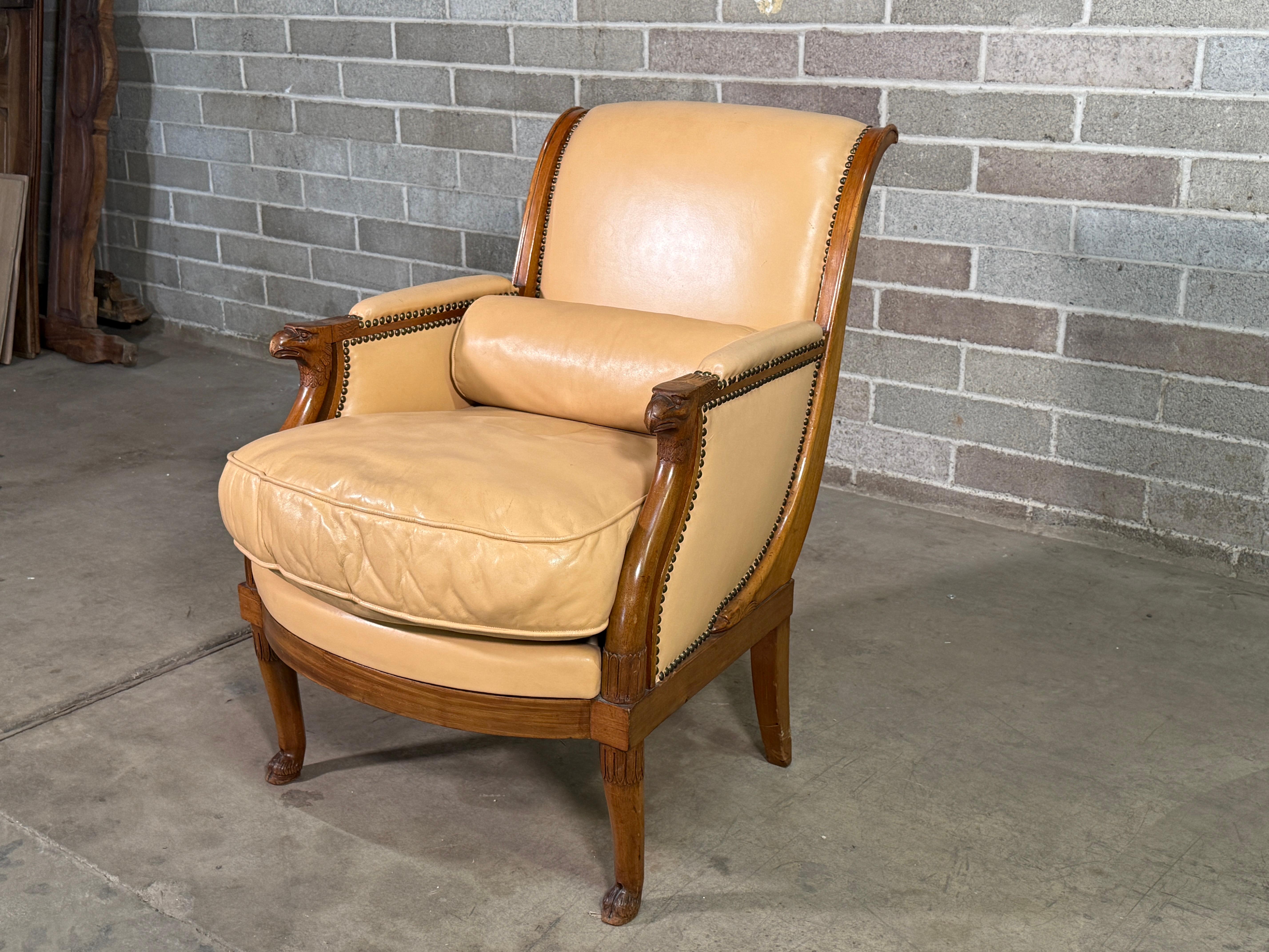 Français Paire de chaises de bergères en acajou blond de Dominique en vente