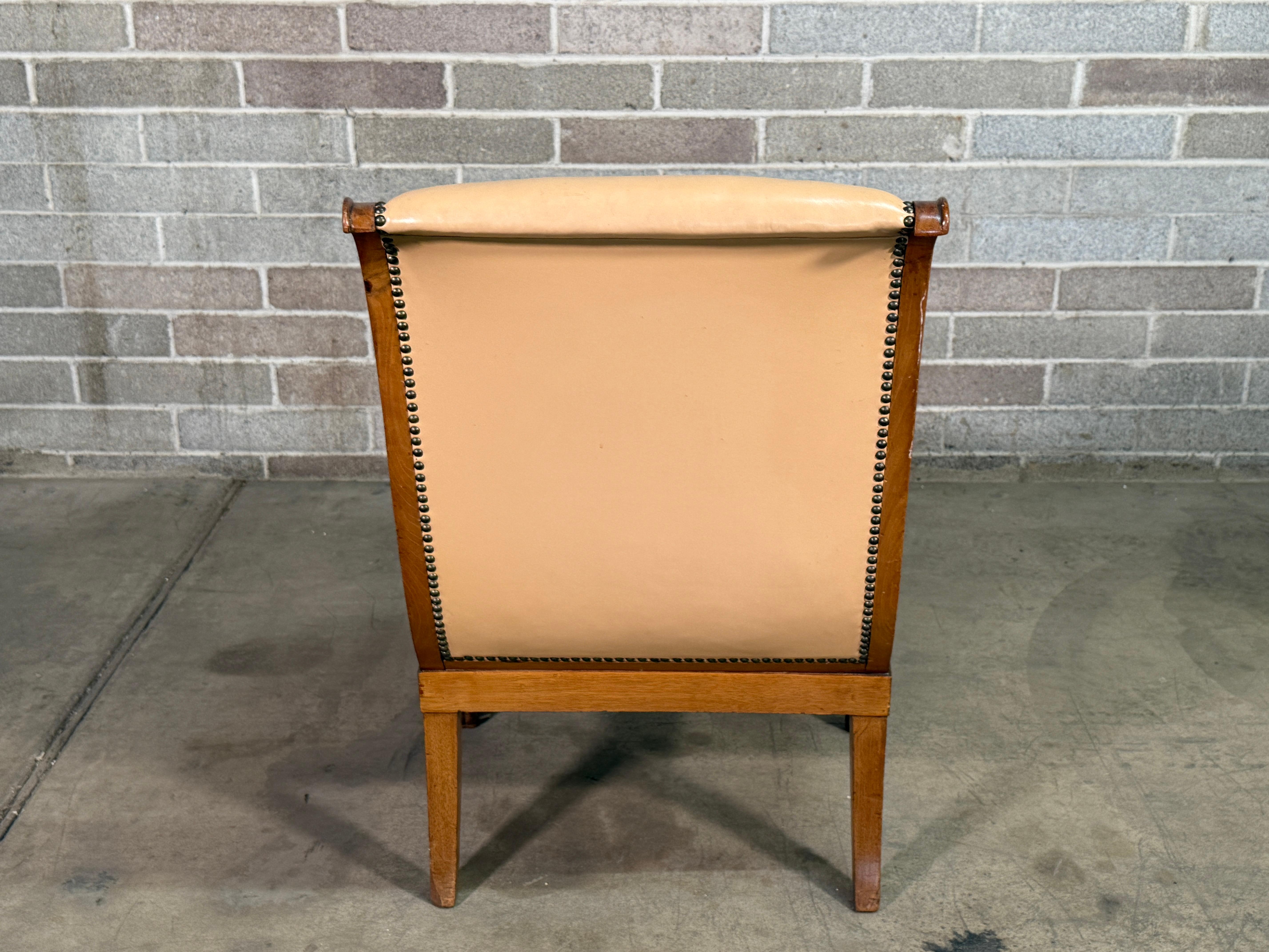 Paire de chaises de bergères en acajou blond de Dominique Bon état - En vente à Scottsdale, AZ