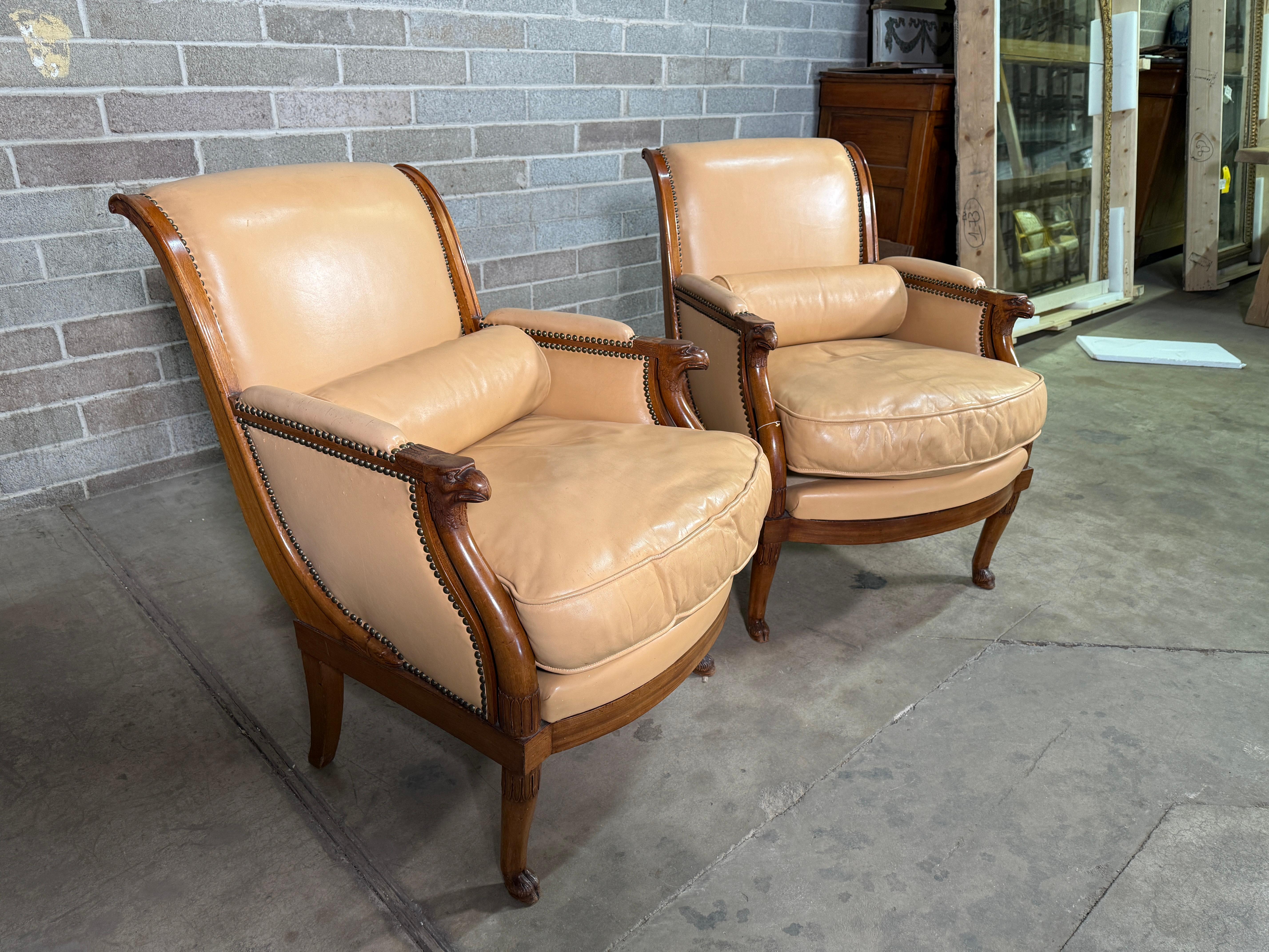 Cuir Paire de chaises de bergères en acajou blond de Dominique en vente