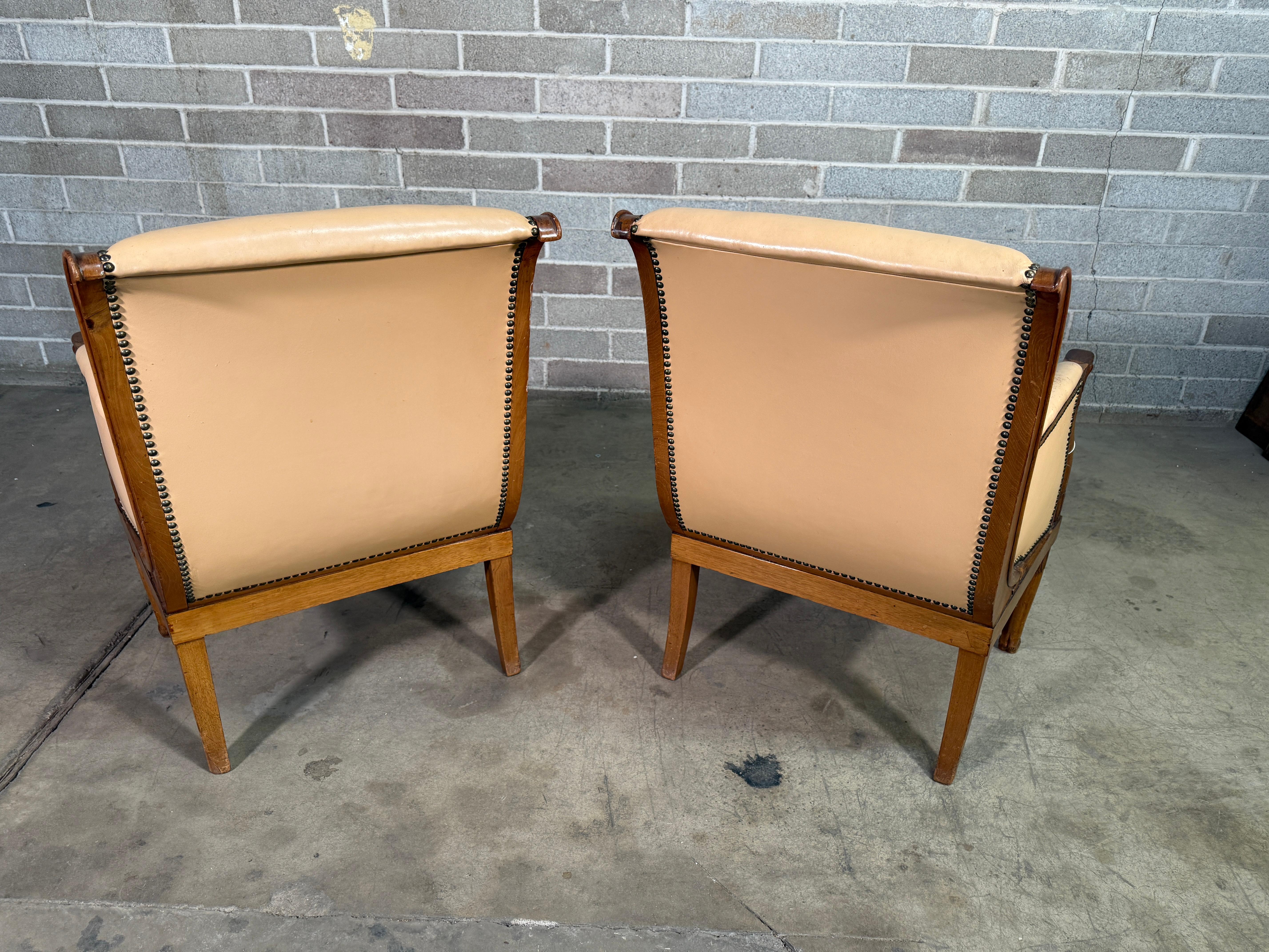 Paire de chaises de bergères en acajou blond de Dominique en vente 1