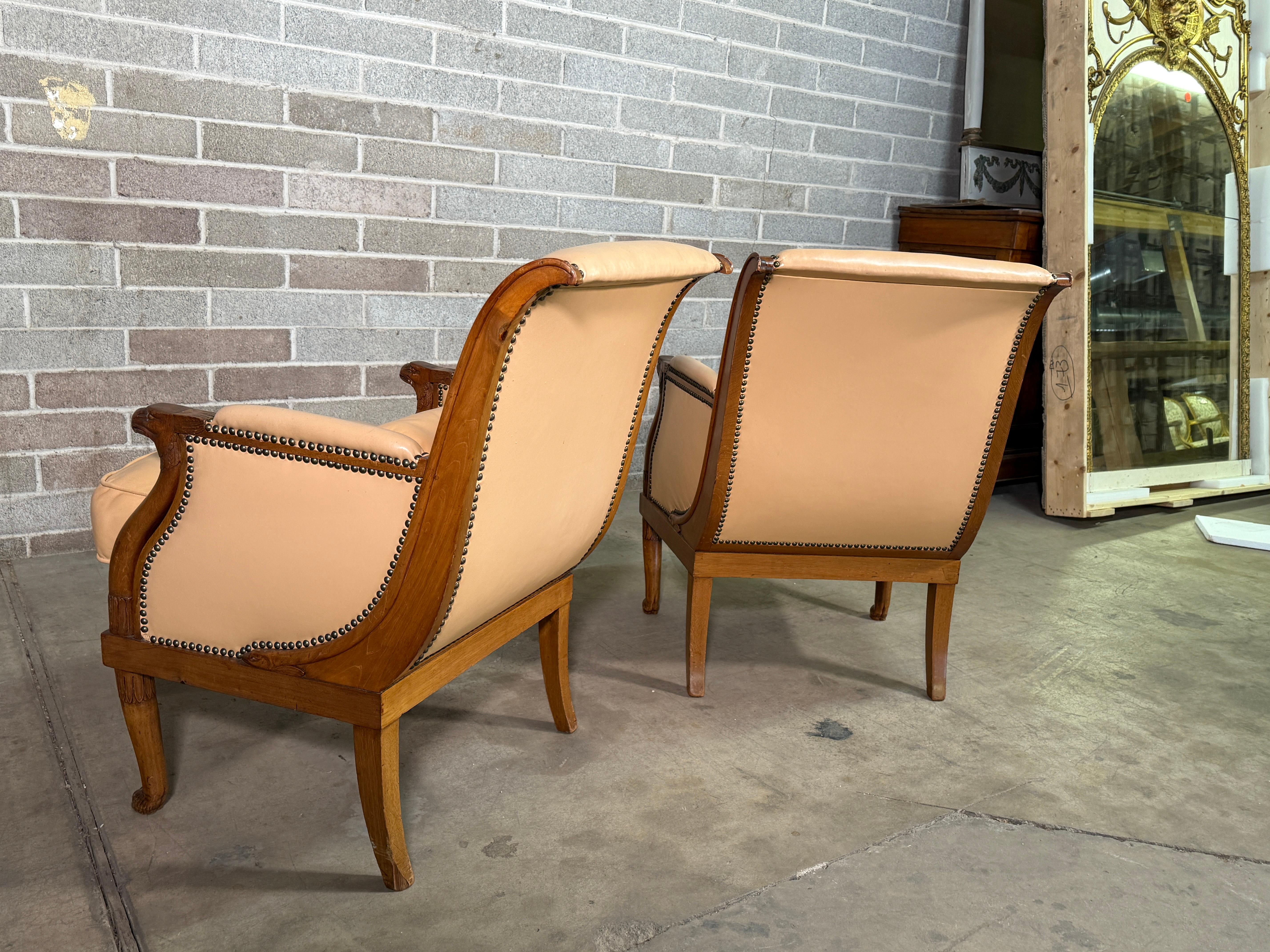 Paire de chaises de bergères en acajou blond de Dominique en vente 2