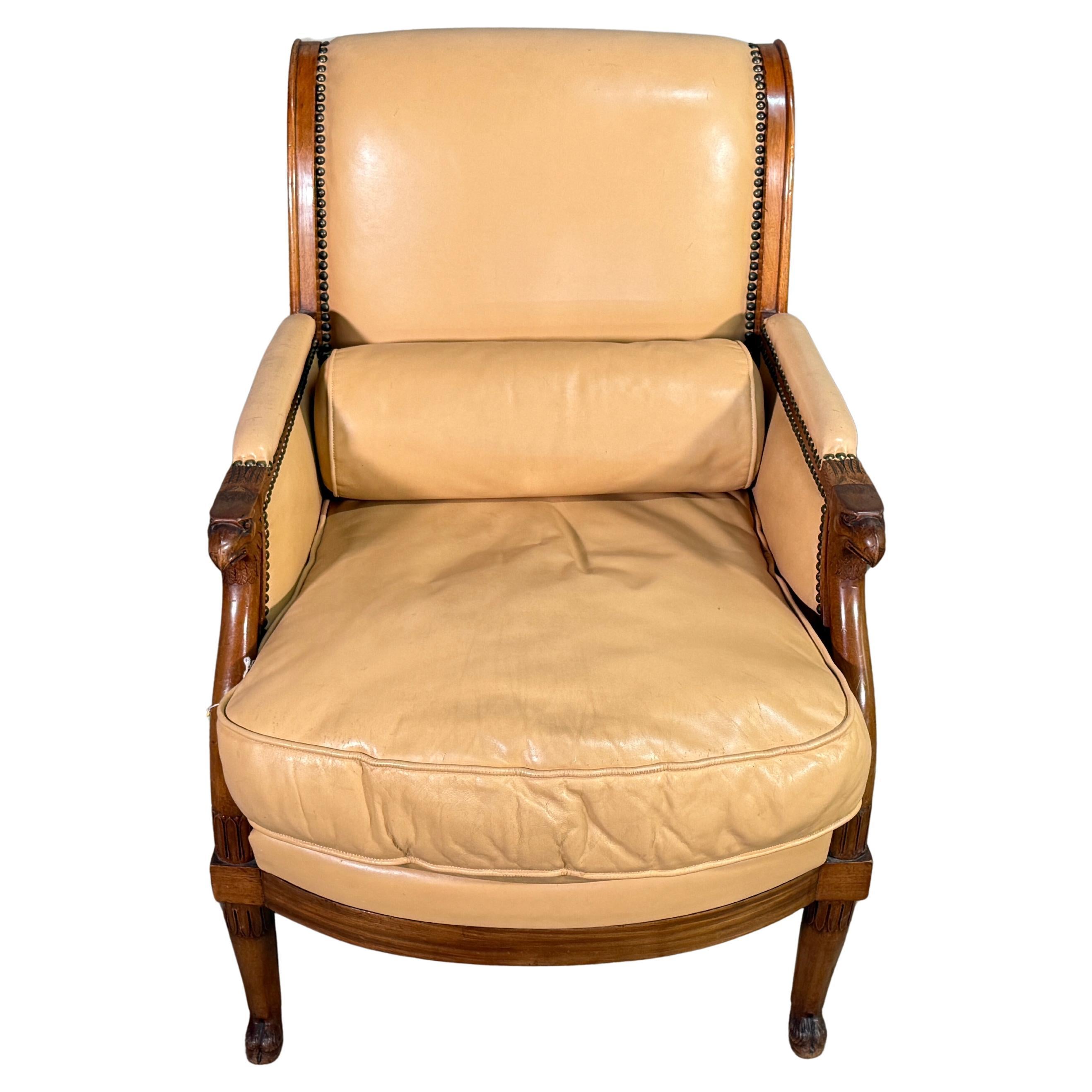 Paire de bergers de St. Dominique en acajou blond
Têtes d'aigles sculptées avec des pattes avant enjambées se terminant par des sabots de biche. 
Rare paire de chaises achetée en France.
Usure appropriée à l'âge, voir les photos détaillées. 