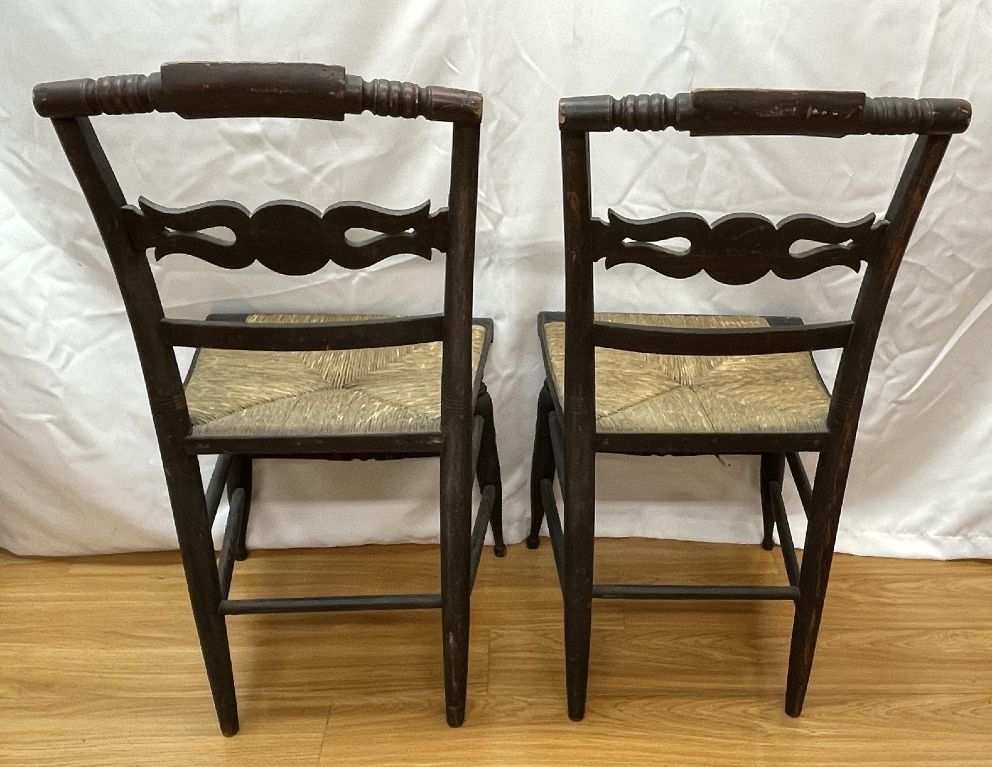 Pair of Sheraton fancy early 19th century hitchcock chains with rush seats In Good Condition For Sale In San Francisco, CA