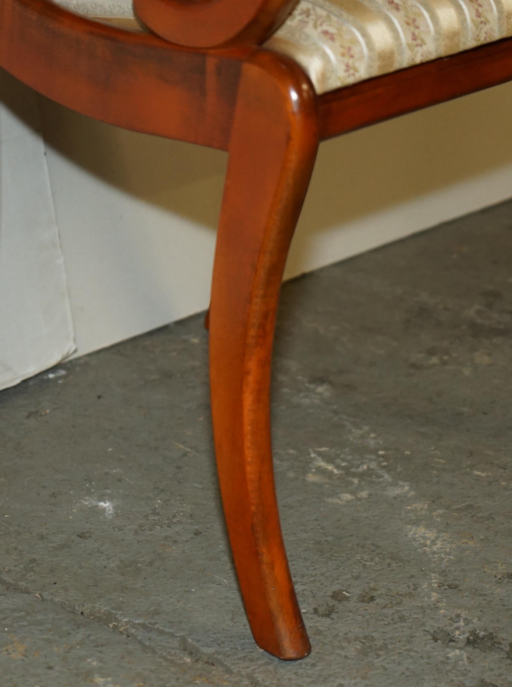 Paire de chaises de style REGENCY SHERATON REVIVAL, sculptées à la griffe de port en vente 2