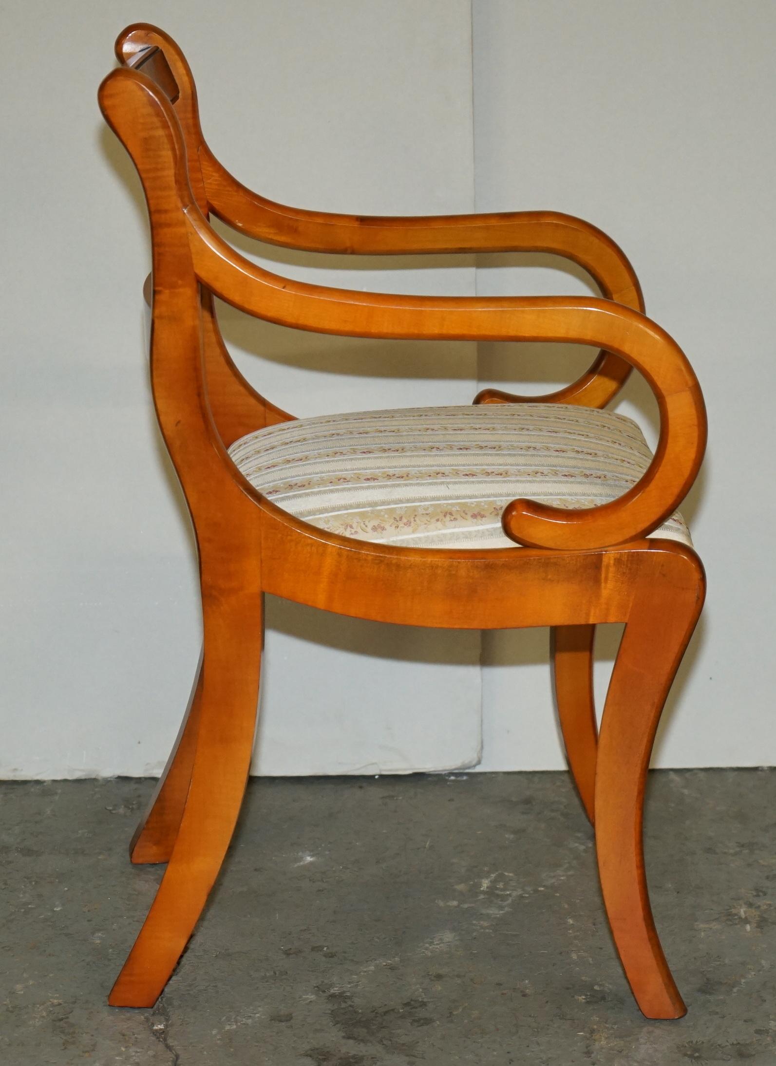 Paire de chaises de style REGENCY SHERATON REVIVAL, sculptées à la griffe de port en vente 3