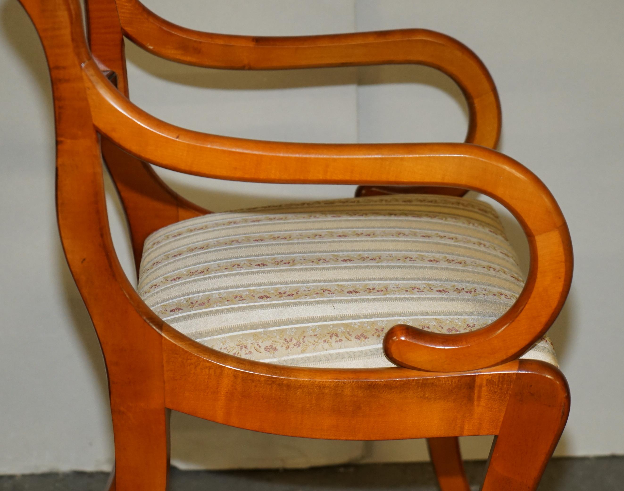 Paire de chaises de style REGENCY SHERATON REVIVAL, sculptées à la griffe de port en vente 4