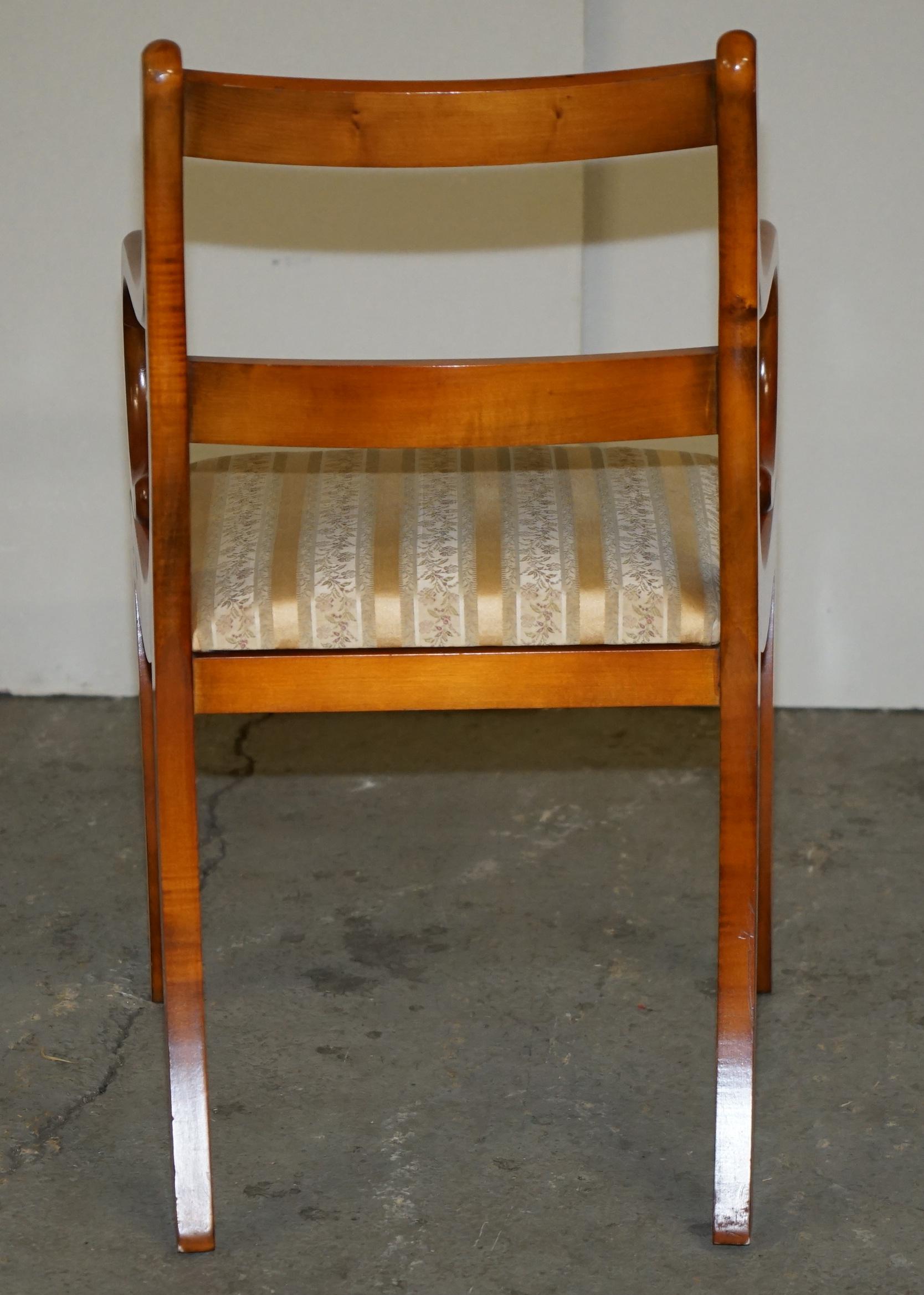 Paire de chaises de style REGENCY SHERATON REVIVAL, sculptées à la griffe de port en vente 5
