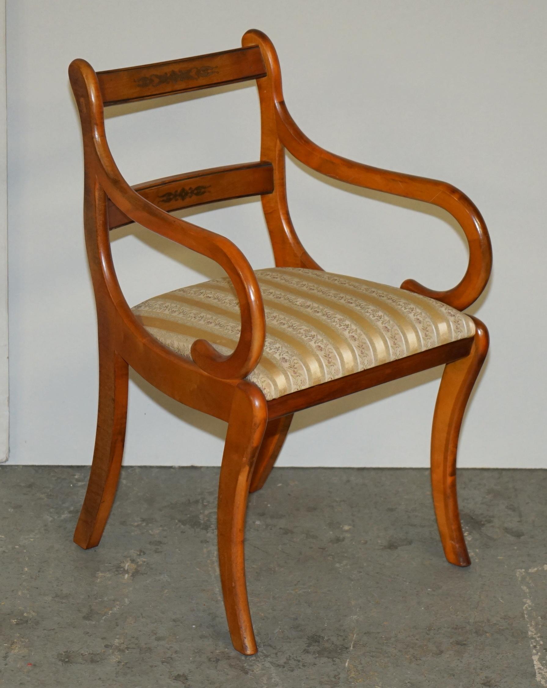 Paire de chaises de style REGENCY SHERATON REVIVAL, sculptées à la griffe de port en vente 7