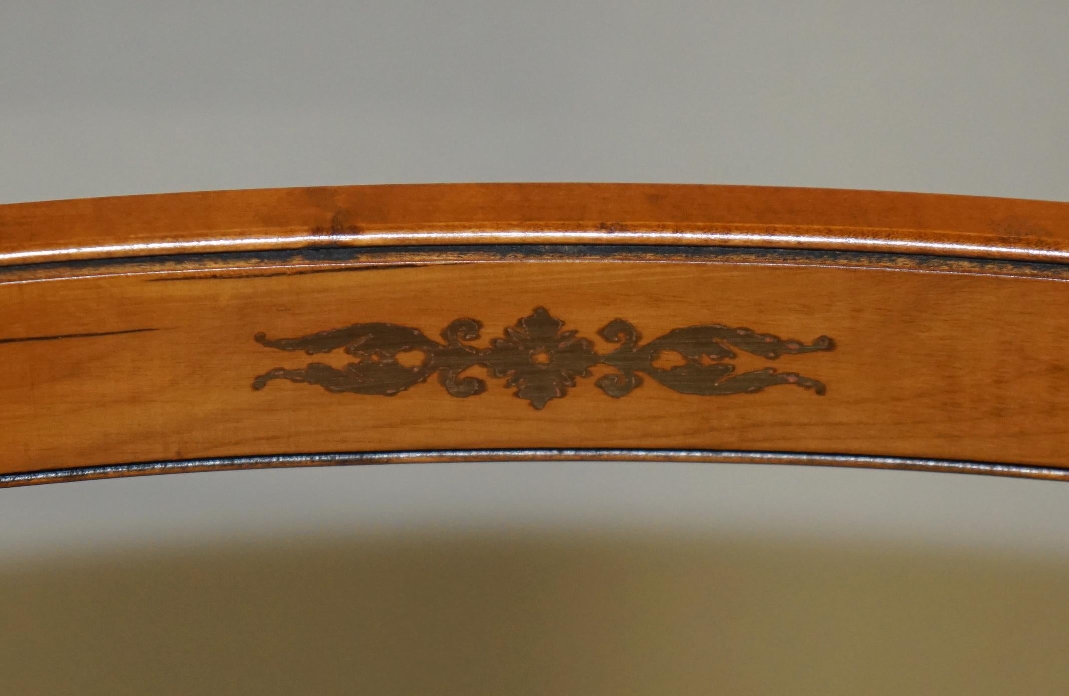Paire de chaises de style REGENCY SHERATON REVIVAL, sculptées à la griffe de port en vente 11