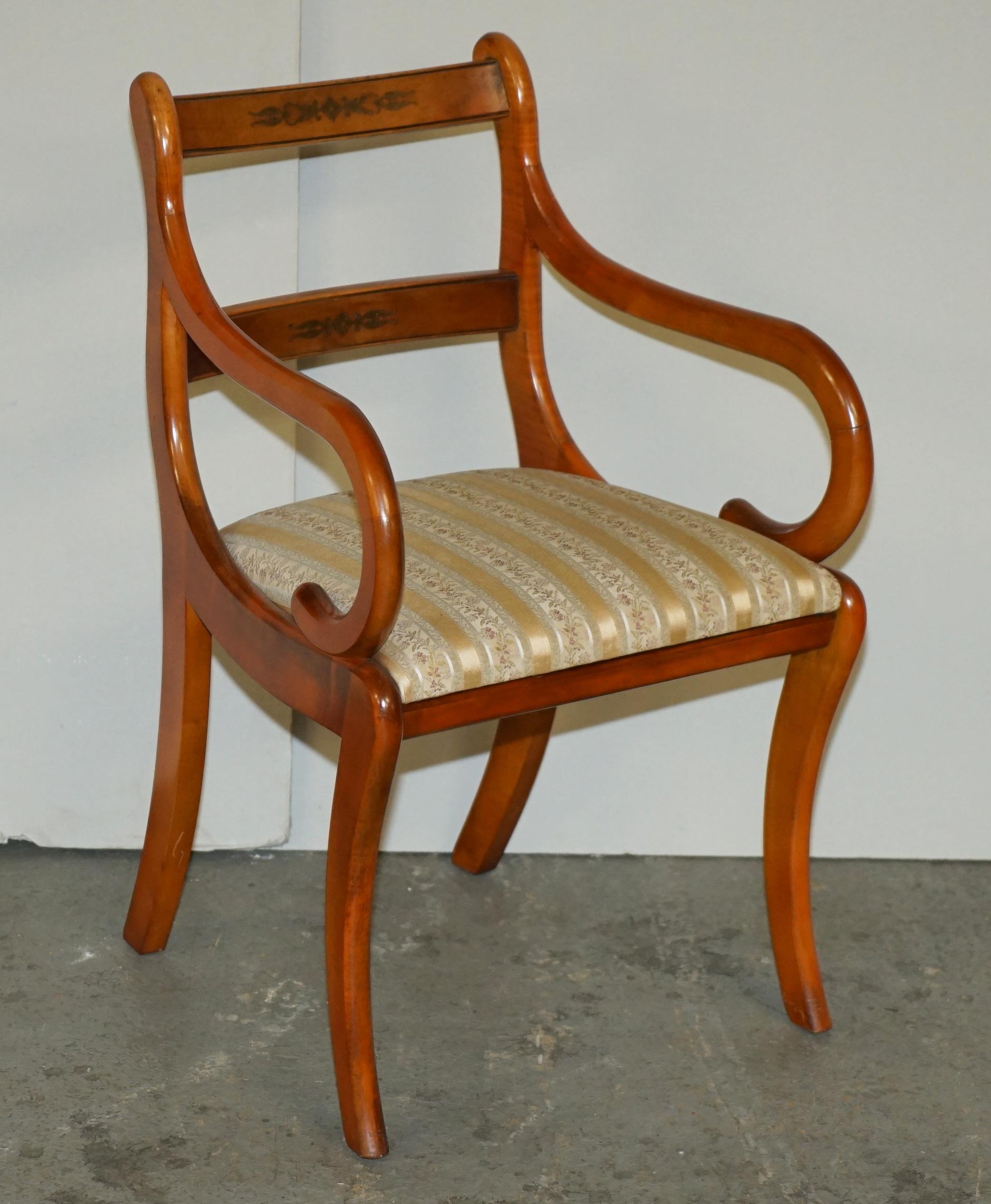 
All Vintage Antiques a le plaisir d'offrir à la vente cette paire de chaises d'appoint de style Sheraton Revival en bois d'if avec des pieds courbés Regency Sabor.

Veuillez noter que les frais de livraison indiqués sont donnés à titre indicatif,