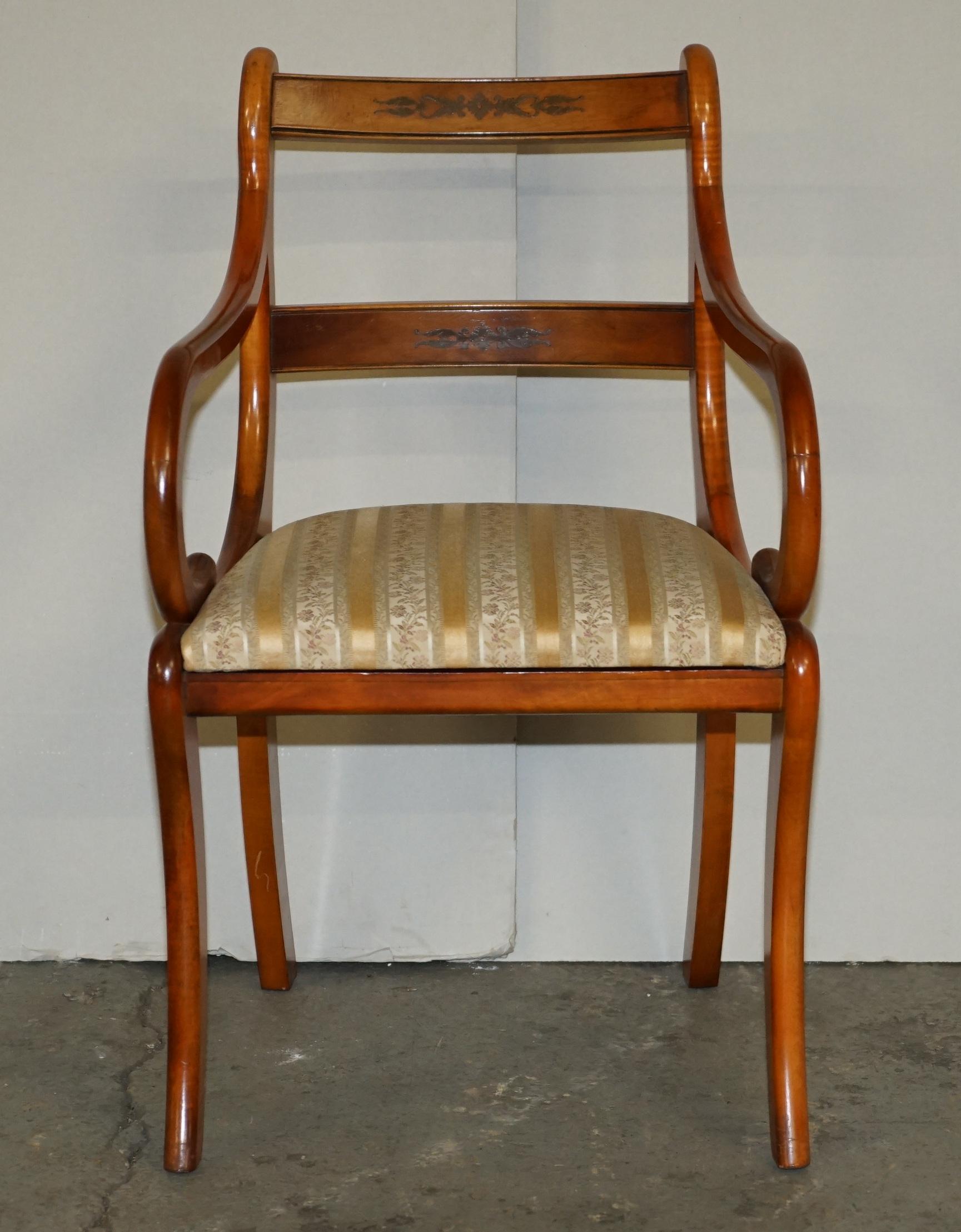 Sheraton Paire de chaises de style REGENCY SHERATON REVIVAL, sculptées à la griffe de port en vente