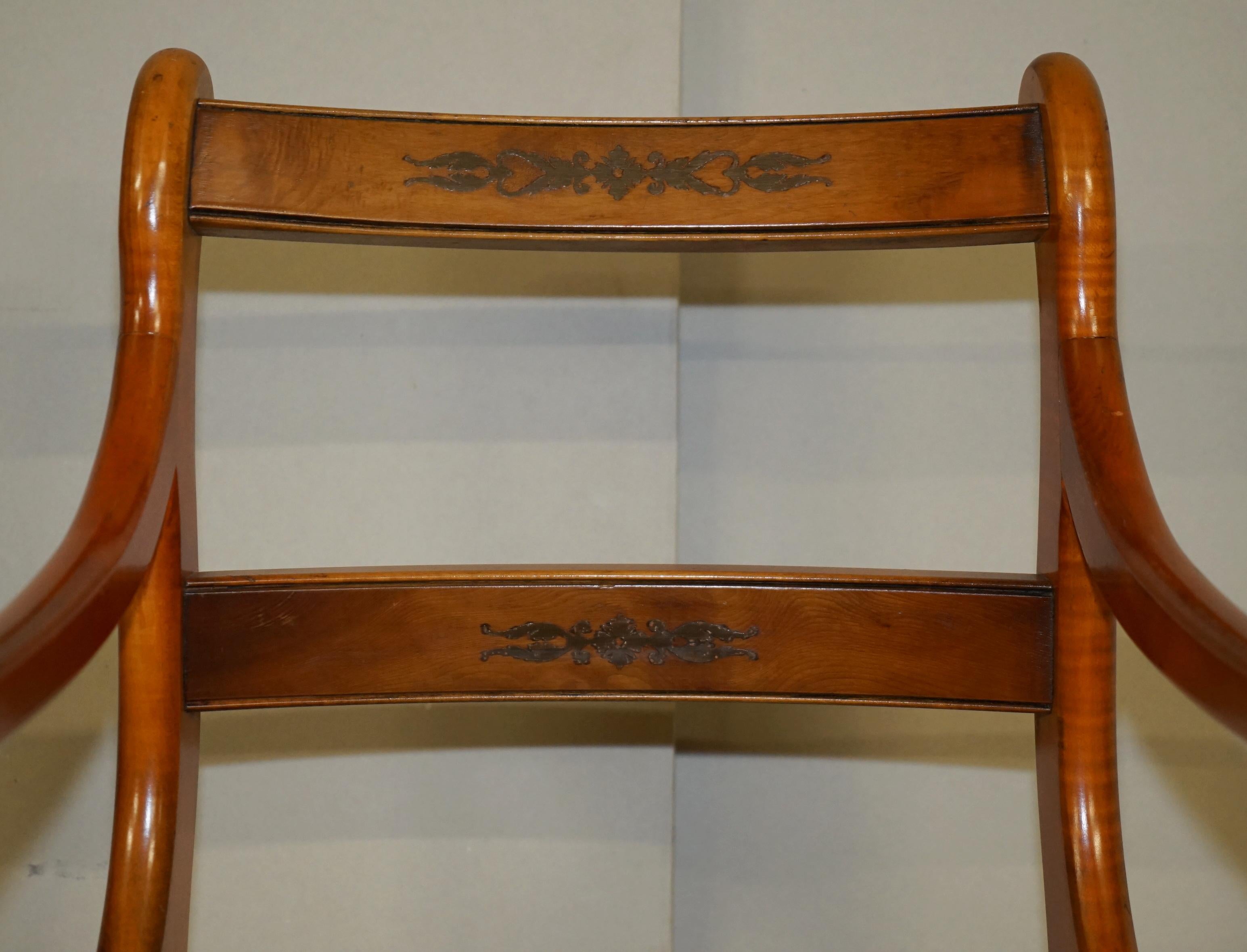 Anglais Paire de chaises de style REGENCY SHERATON REVIVAL, sculptées à la griffe de port en vente