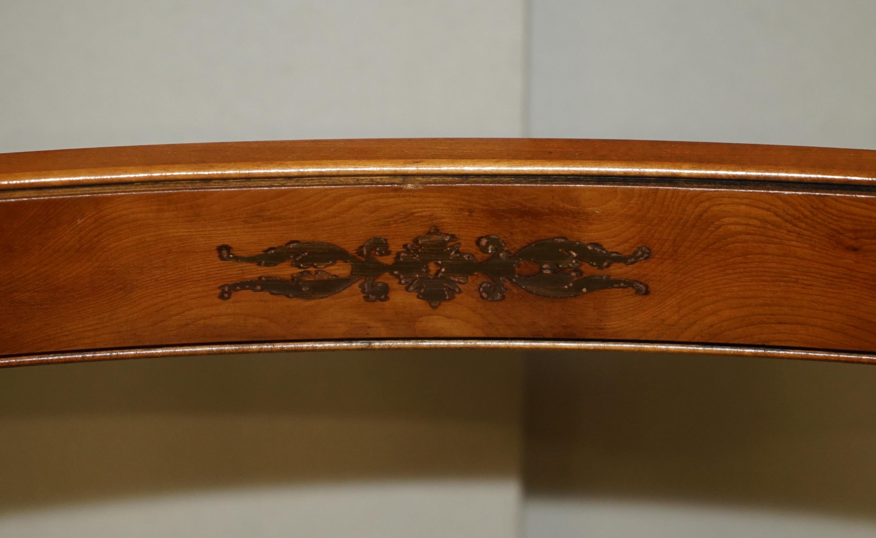 Fait main Paire de chaises de style REGENCY SHERATON REVIVAL, sculptées à la griffe de port en vente