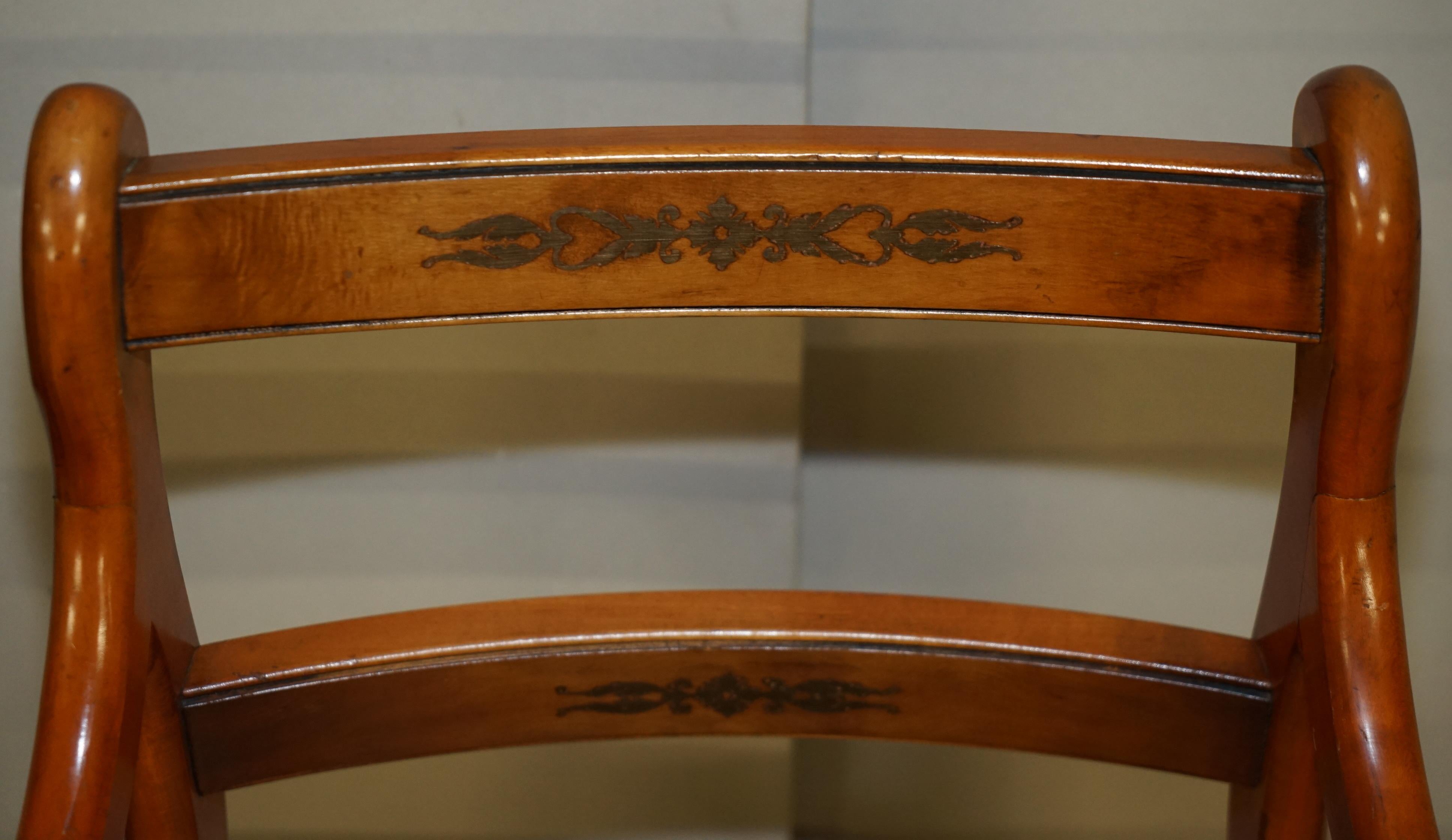Paire de chaises de style REGENCY SHERATON REVIVAL, sculptées à la griffe de port Bon état - En vente à West Sussex, Pulborough