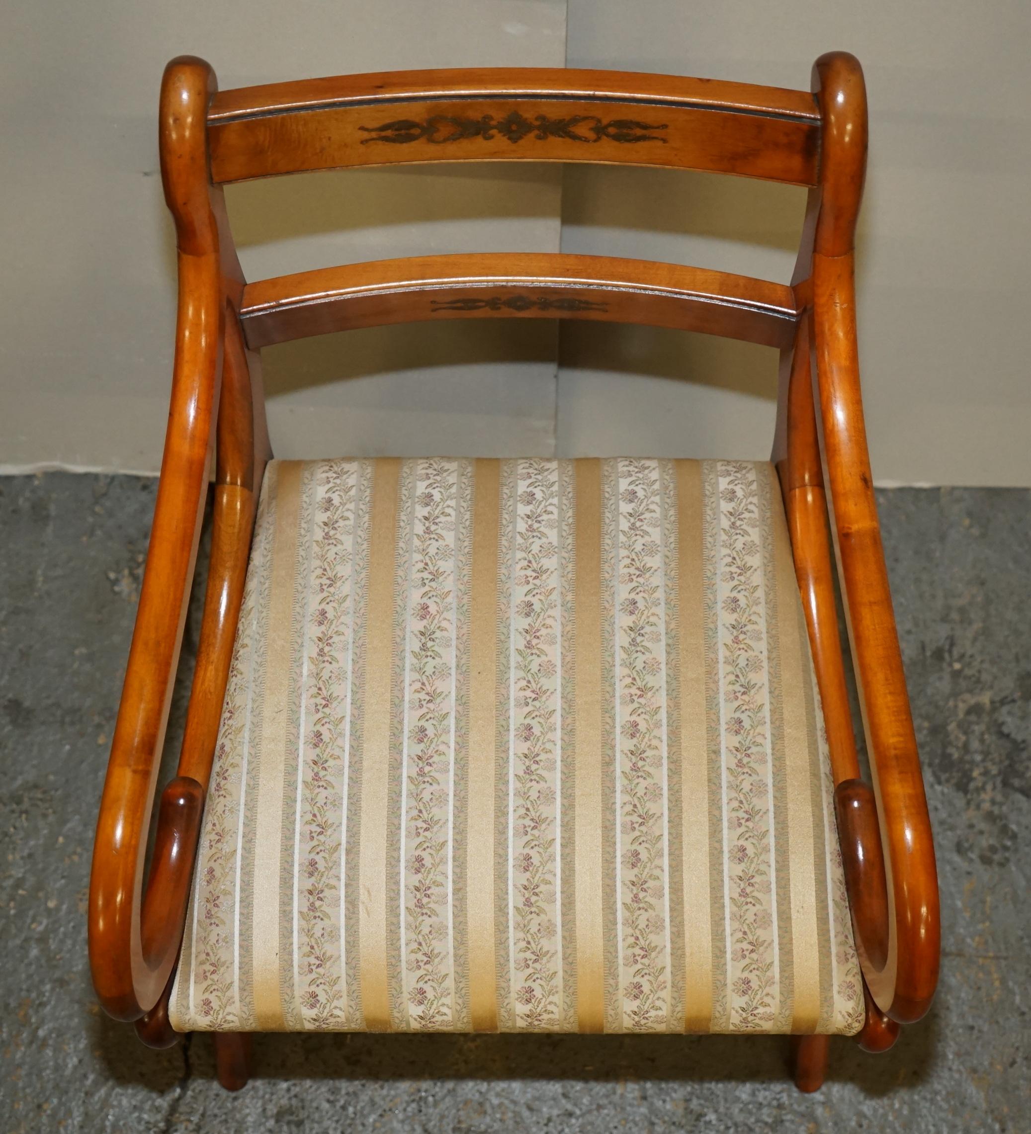 20ième siècle Paire de chaises de style REGENCY SHERATON REVIVAL, sculptées à la griffe de port en vente