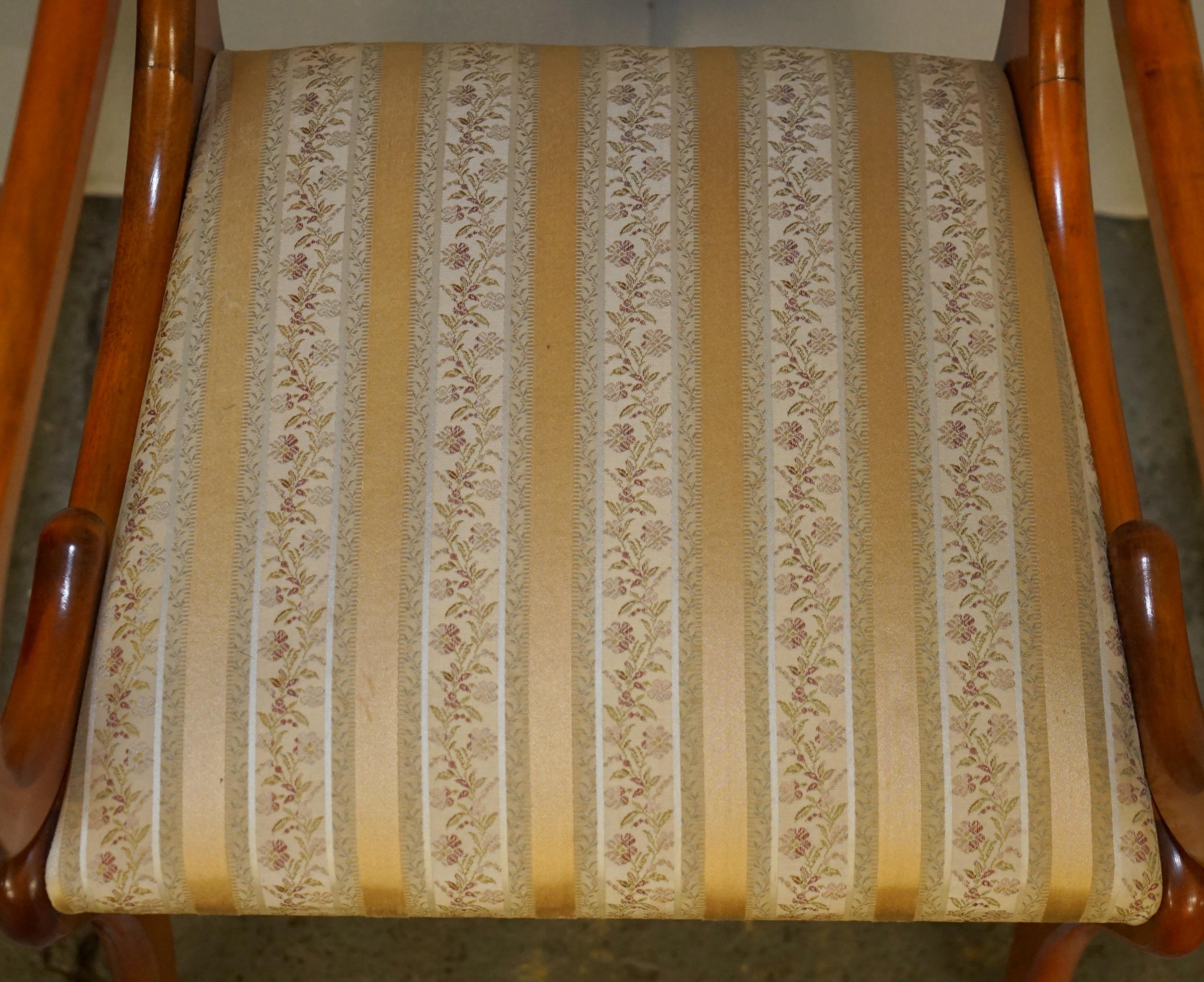 If Paire de chaises de style REGENCY SHERATON REVIVAL, sculptées à la griffe de port en vente