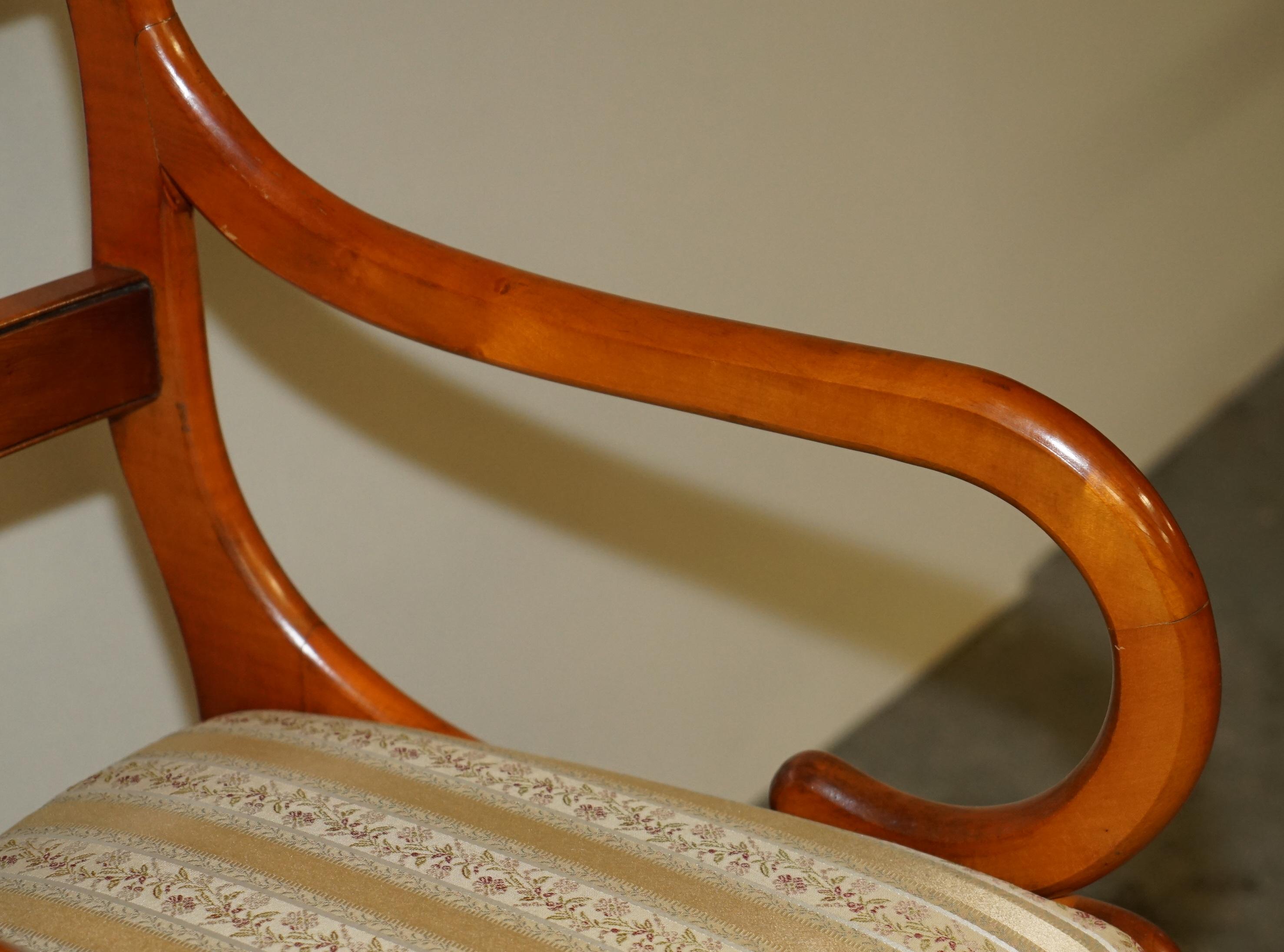 Paire de chaises de style REGENCY SHERATON REVIVAL, sculptées à la griffe de port en vente 1