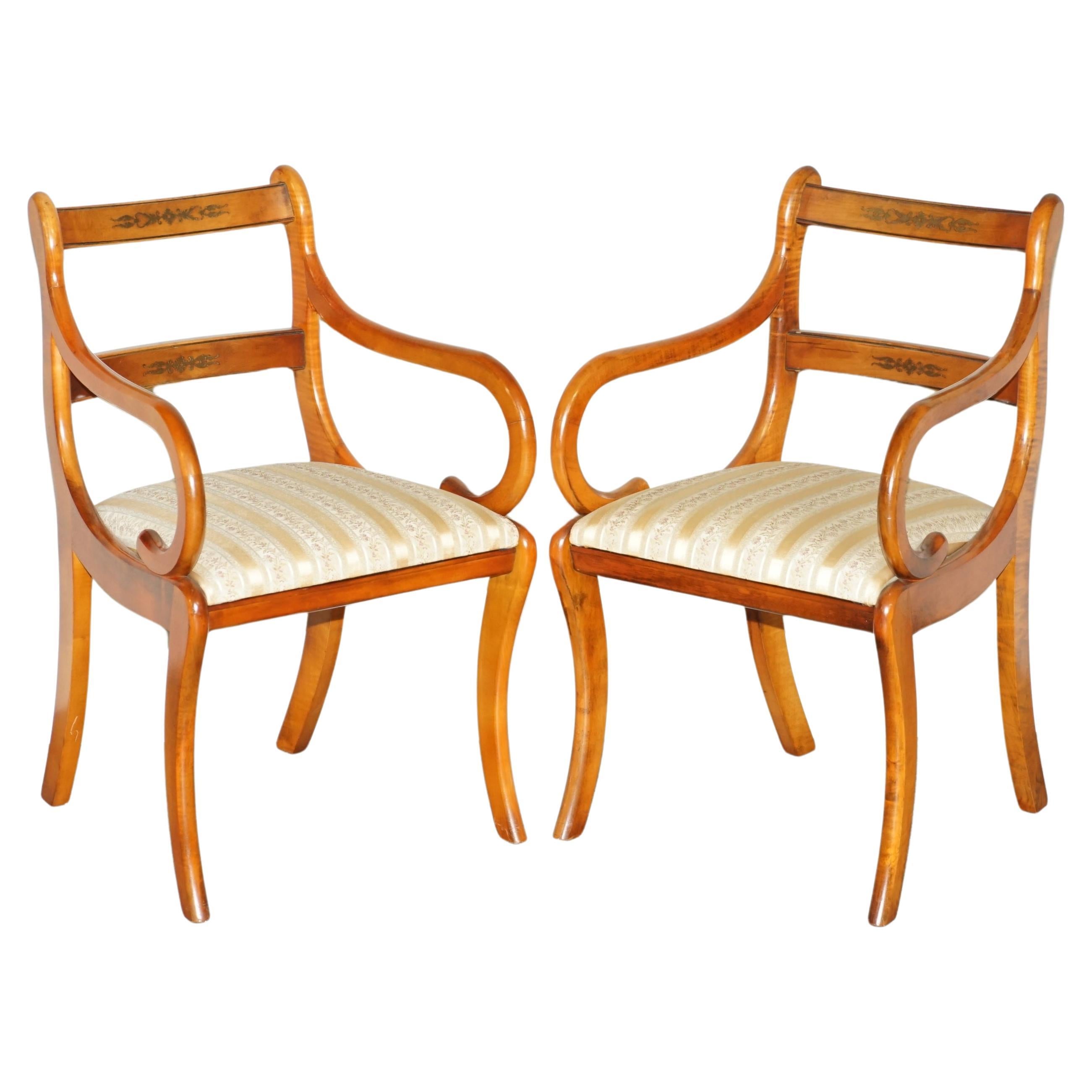 Paire de chaises de style REGENCY SHERATON REVIVAL, sculptées à la griffe de port en vente