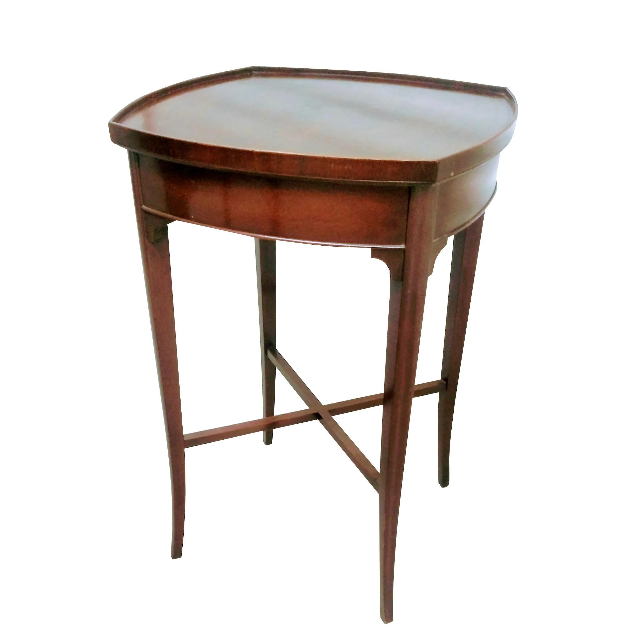 Woodwork Pair of Sheraton Style Side Tables