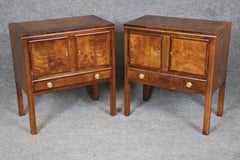 Paire de tables de chevet de style Sheraton à plateau cerclé et monture en laiton, signées Henredon