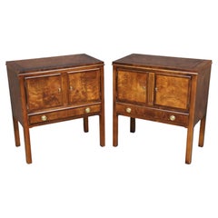 Paire de tables de chevet de style Sheraton à plateau cerclé et monture en laiton, signées Henredon