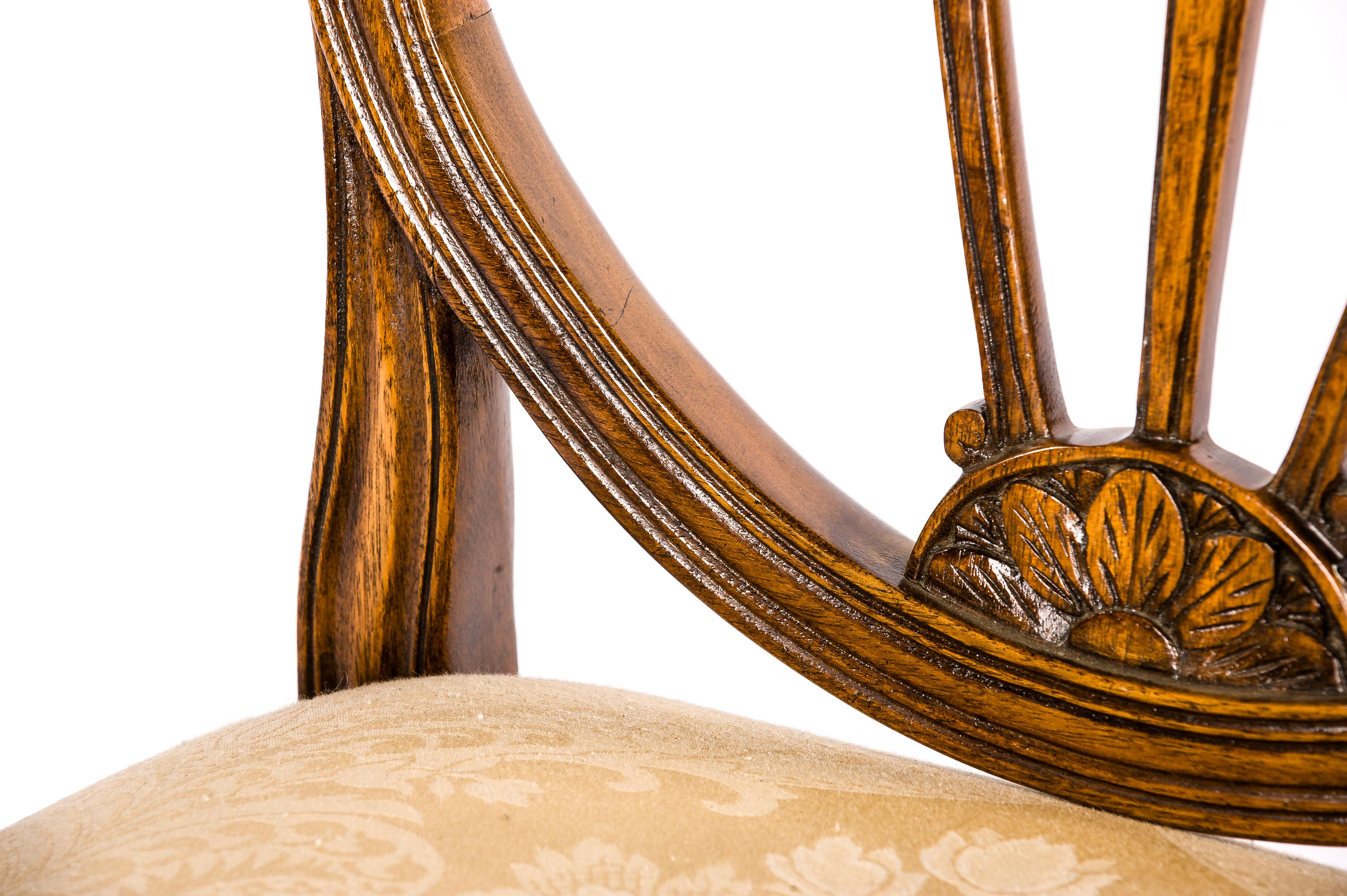 Pareja de sillas de comedor de caoba estilo Sheraton Bevan Funnel Reprodux finales del siglo XX en venta