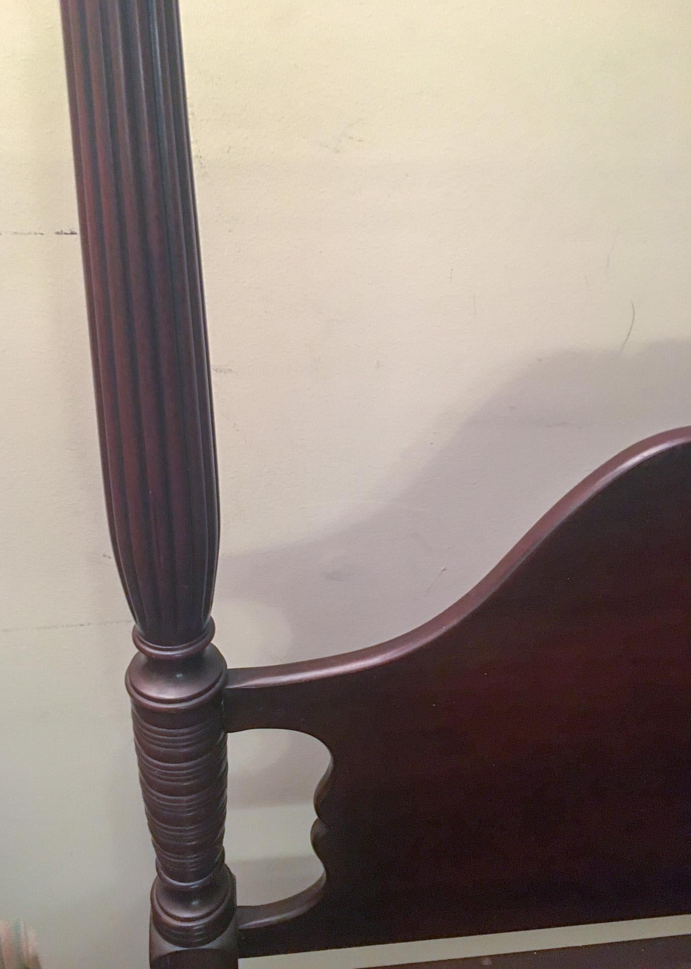Pair of Sheraton Style High Poster Mahogany Canopy Twin Beds In Good Condition For Sale In Savannah, GA
