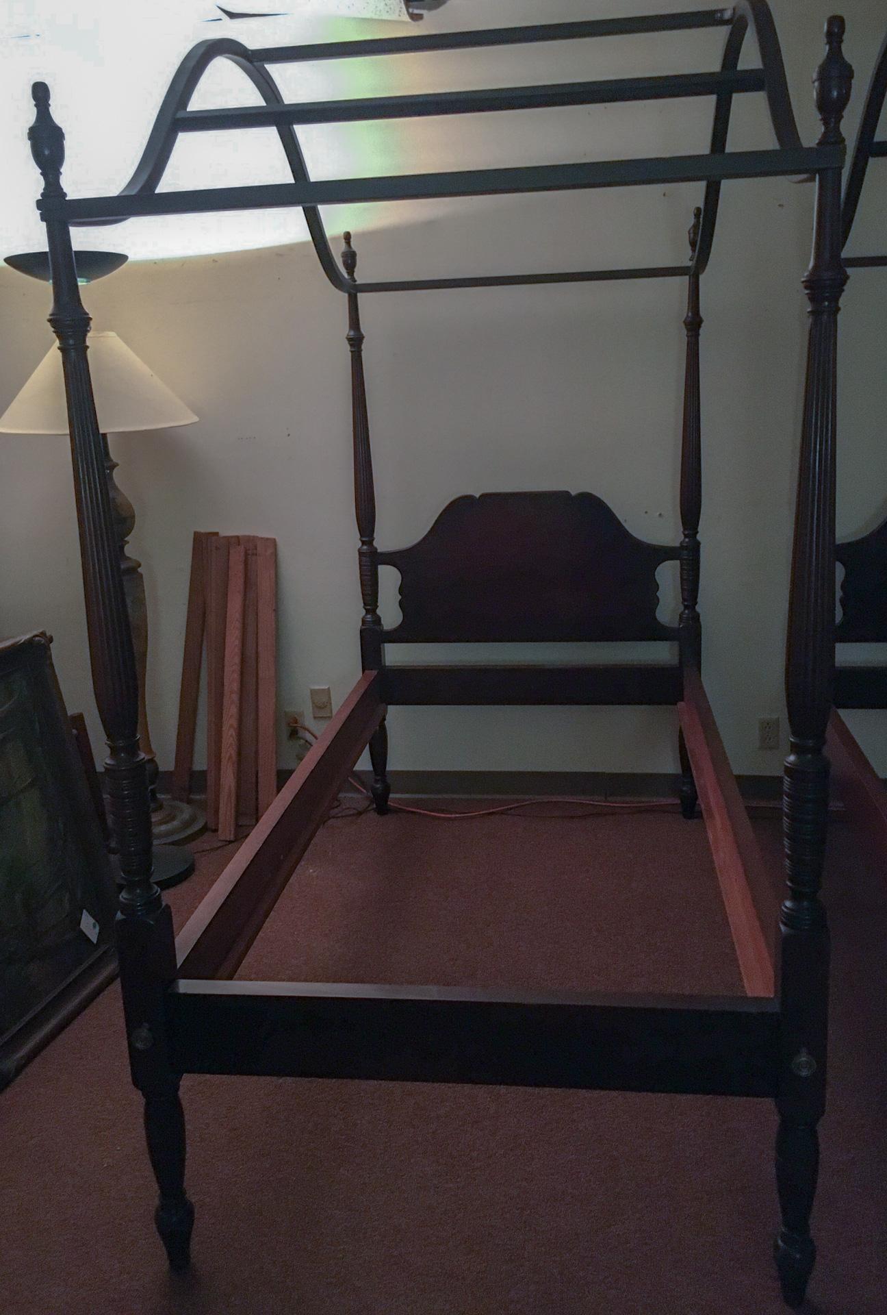 Pair of Sheraton Style High Poster Mahogany Canopy Twin Beds For Sale 2