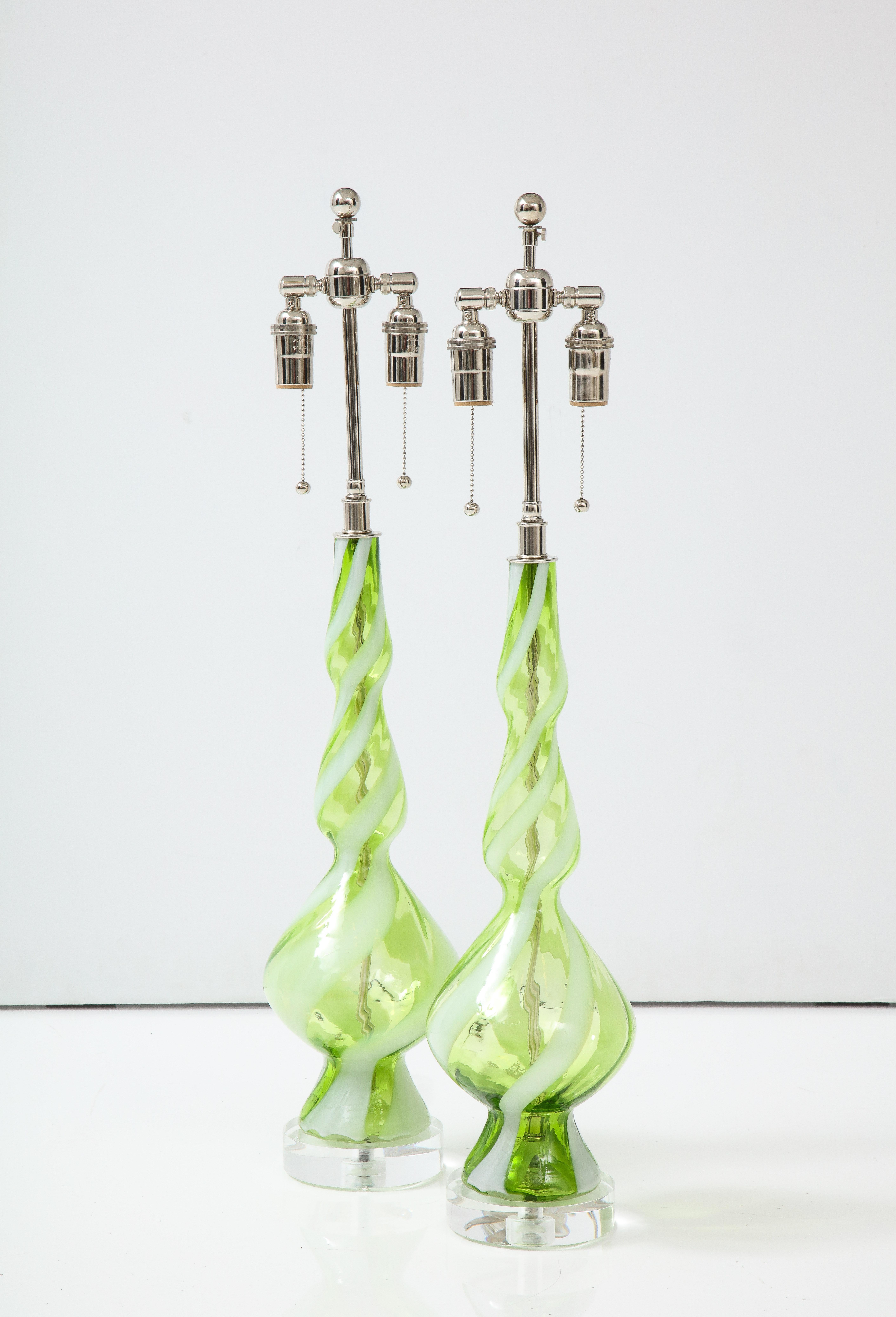 Paar Murano-Glaslampen aus der Mitte des Jahrhunderts in Sherbet Green mit kontrastierenden
weiße Spiralen.
Die Lampen sitzen auf 1,25 