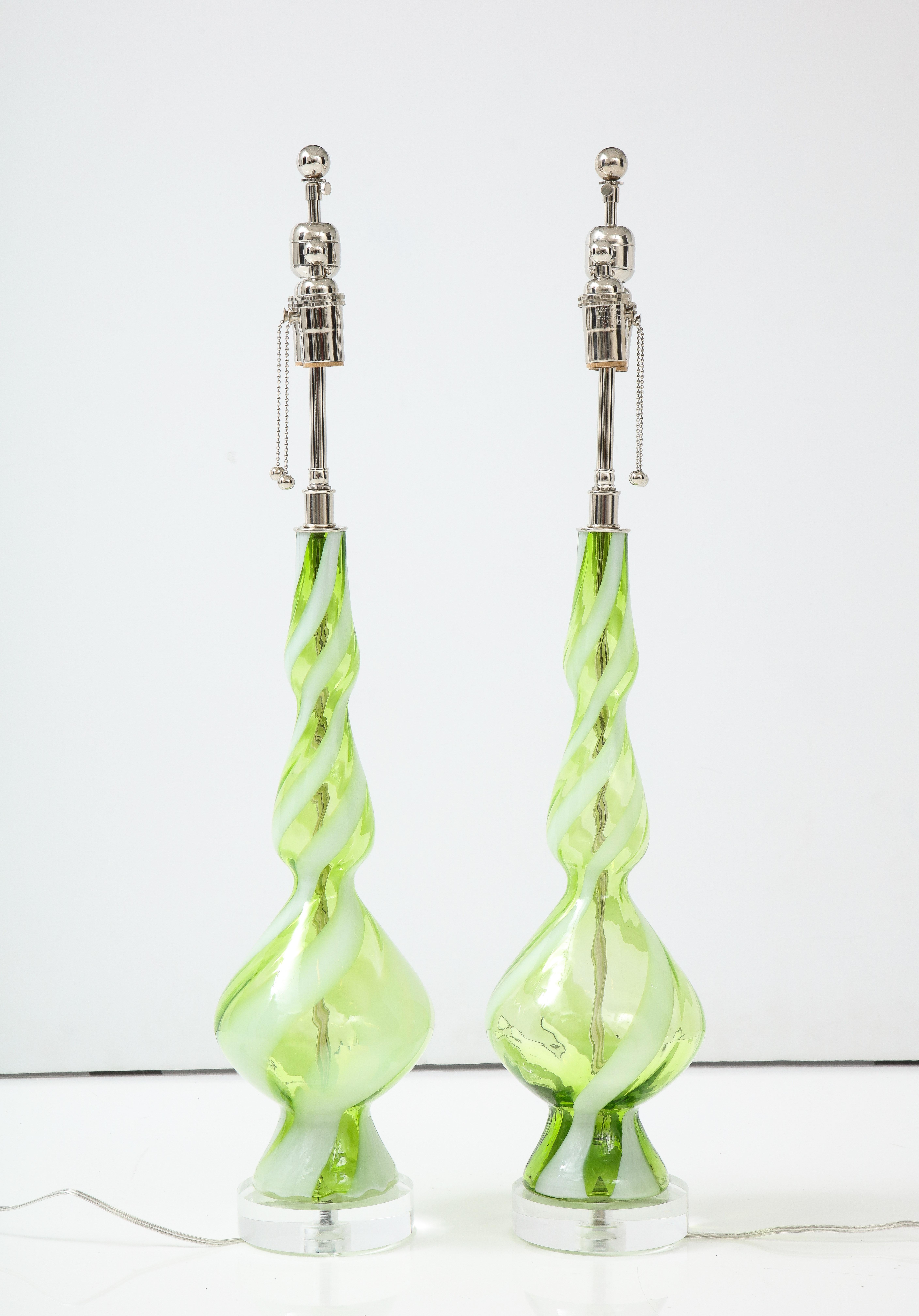 Mid-Century Modern Paire de lampes en verre de Murano vert Sherbet en vente