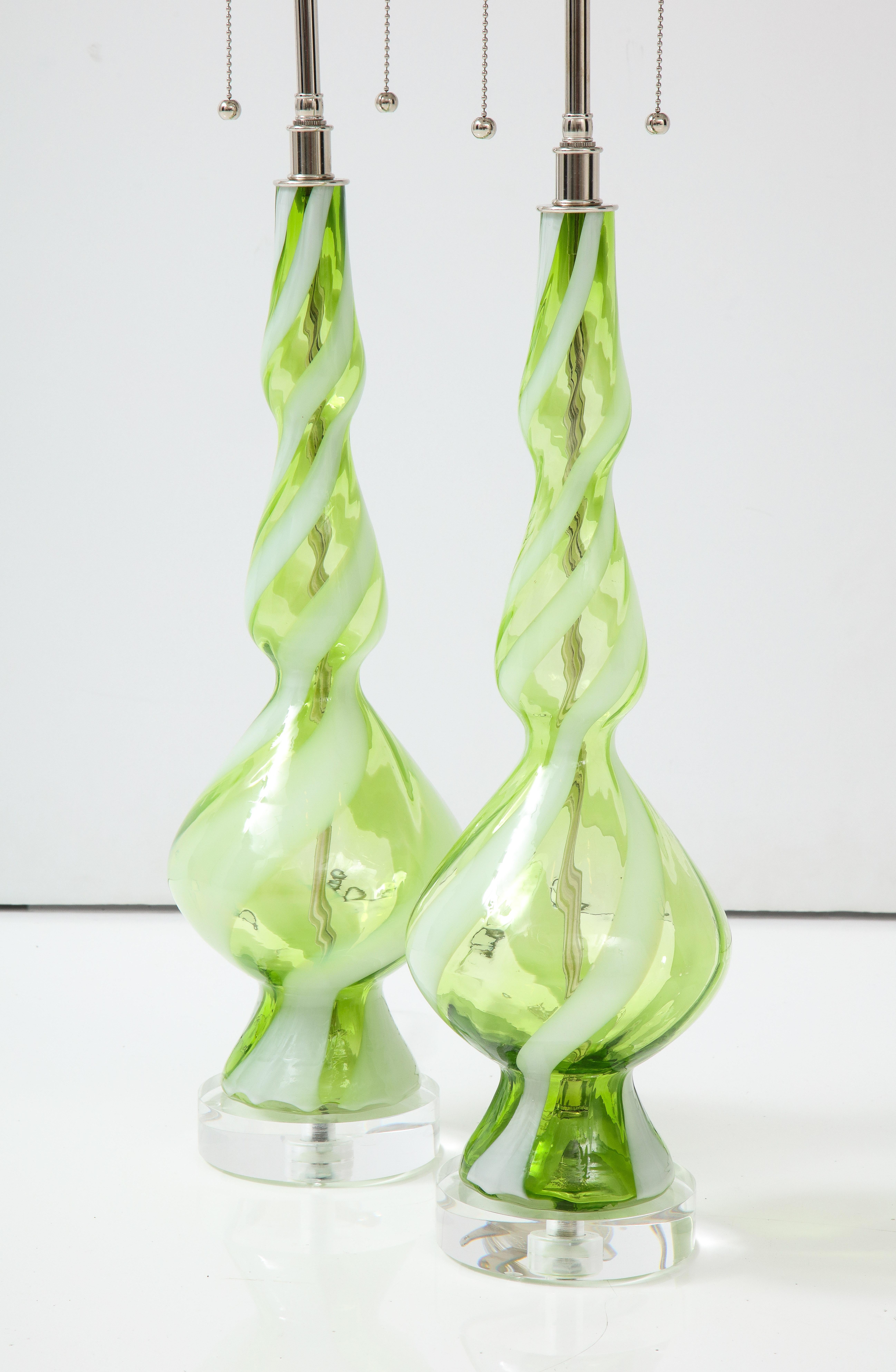 italien Paire de lampes en verre de Murano vert Sherbet en vente