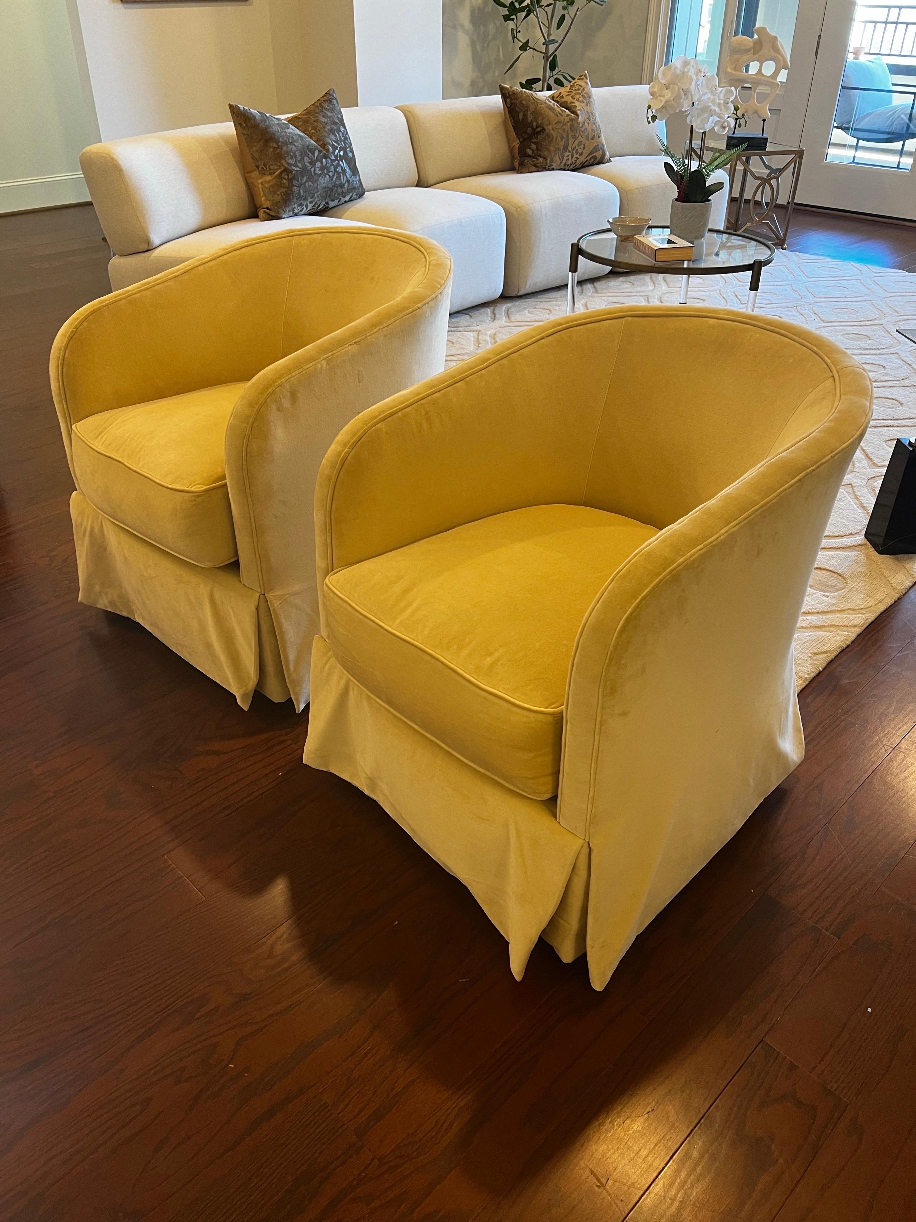 Paire de chaises pivotantes Sherrill recouvertes de velours crème.  
Une excellente paire de pivots à petite échelle, près de la cheminée ou de la chambre à coucher.  

Pivotement complet.  


Livraison sur la côte Est disponible pour 699 $. 