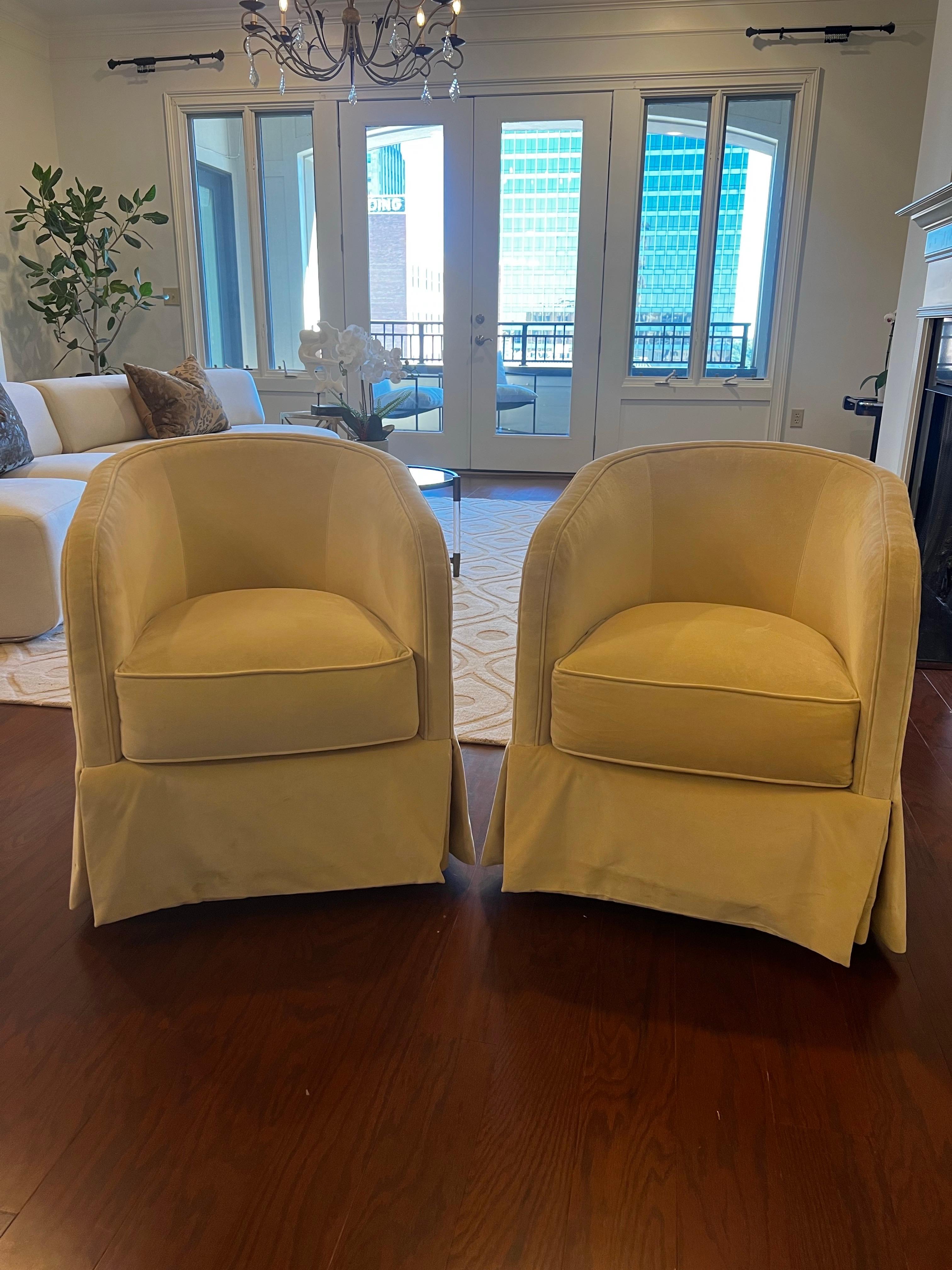 Paire de fauteuils club pivotants Sherrill en vente 2