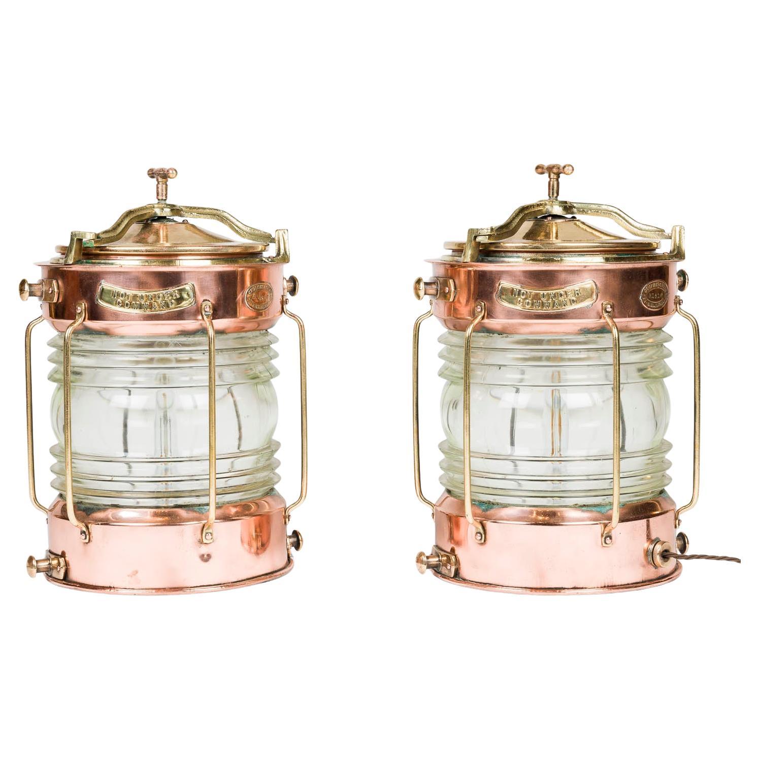 Pareja de luces de barco "Not Under Command", por Eli Griffiths & Son de Birmingham