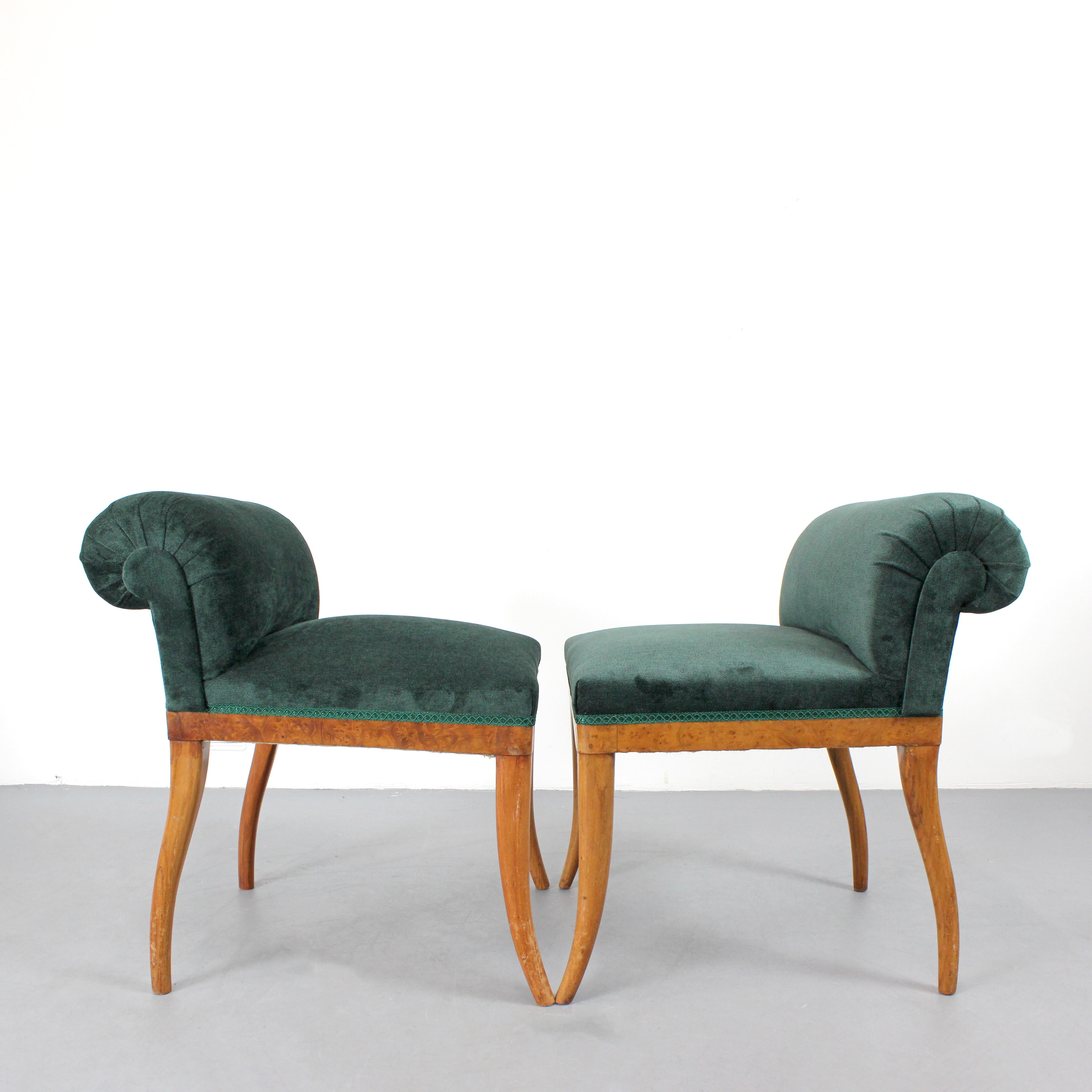 Pair of shoe racks with a root wood frame and green chenille upholstery In Good Condition For Sale In Madrid, España