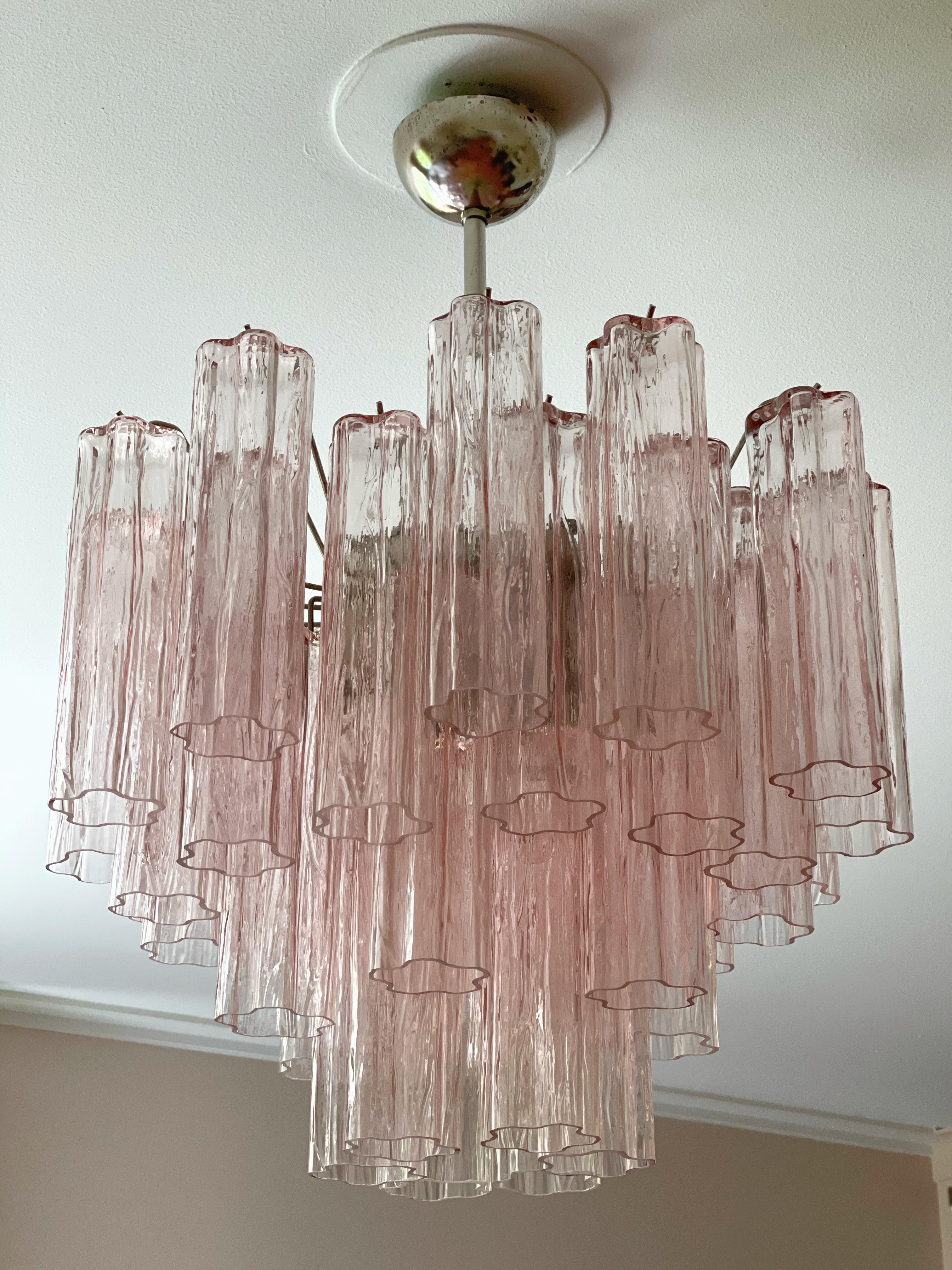 Coppia di lampadari eclettici di Murano rosa. L'altezza del lampadario è flessibile (personalizzazione gratuita), da un'installazione a filo in un'altezza totale di 22,8