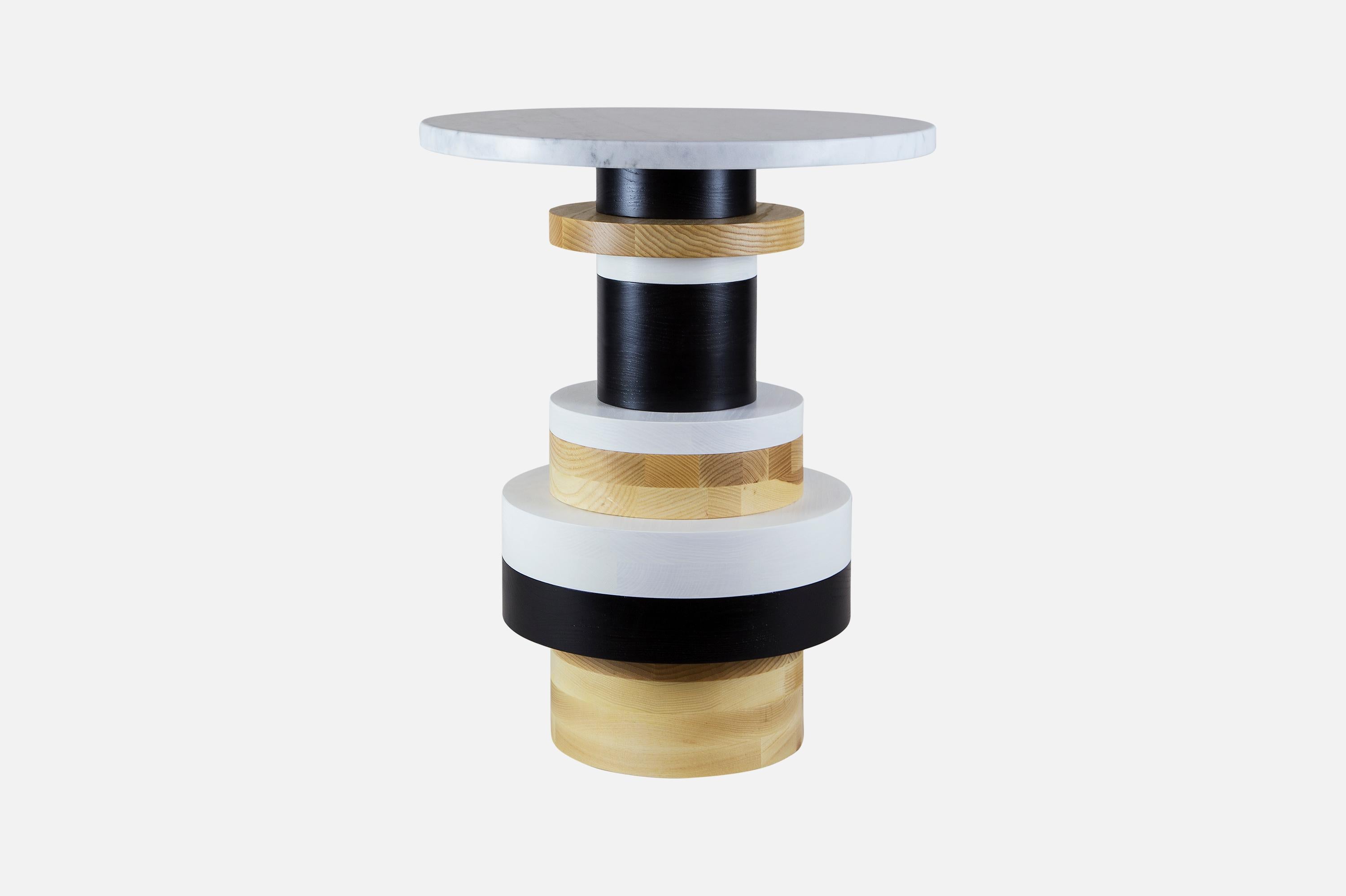 Américain Paire de tables d'appoint Sass courtes de Souda, petit plateau en marbre, fabriquées sur commande en vente