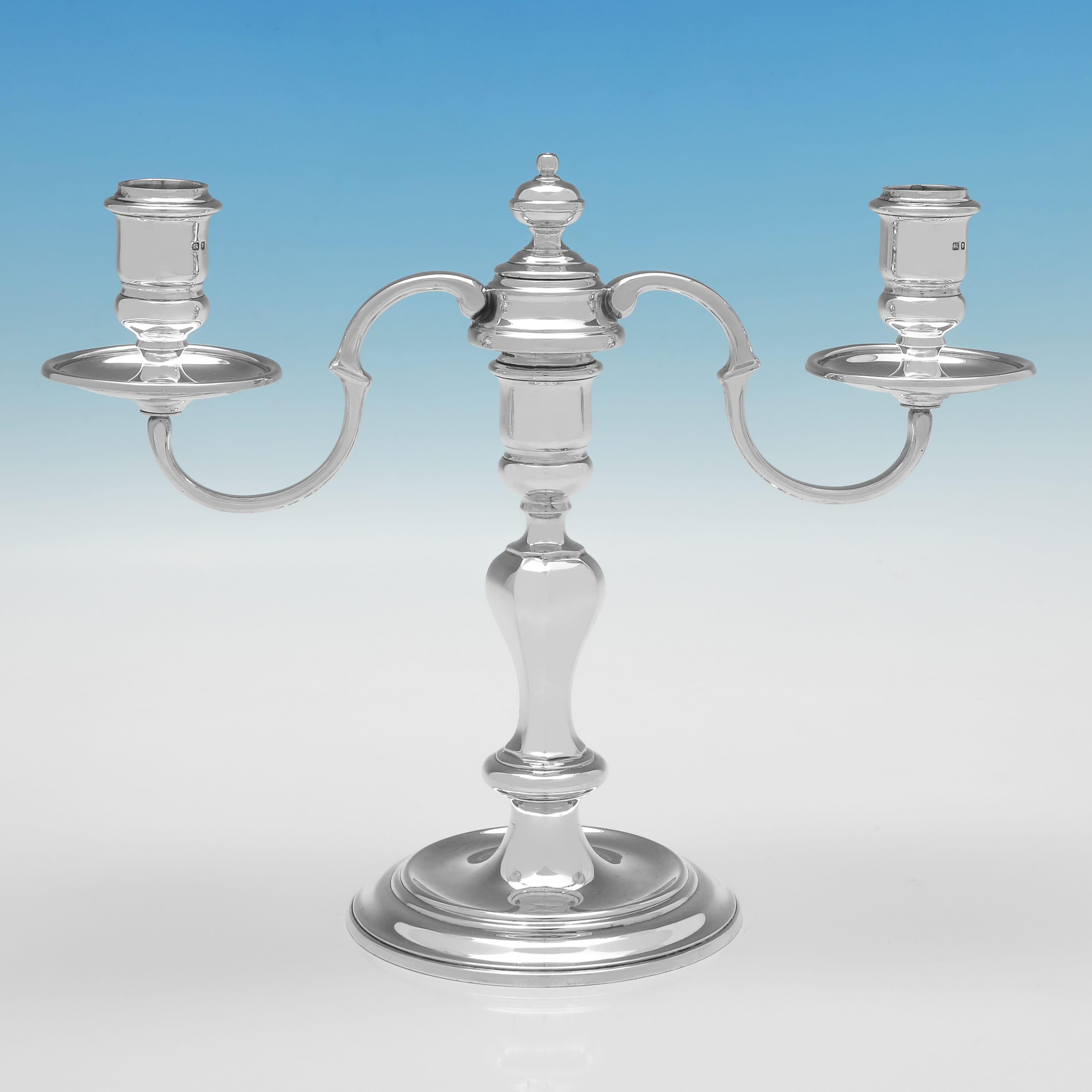 Con marchio a Londra nel 1960 da John Charles Lowe, questa bella coppia di candelabri in argento Sterling del periodo di Elisabetta II ha una forma rotonda e può contenere 2 candele ciascuno. Ogni candelabro misura 8