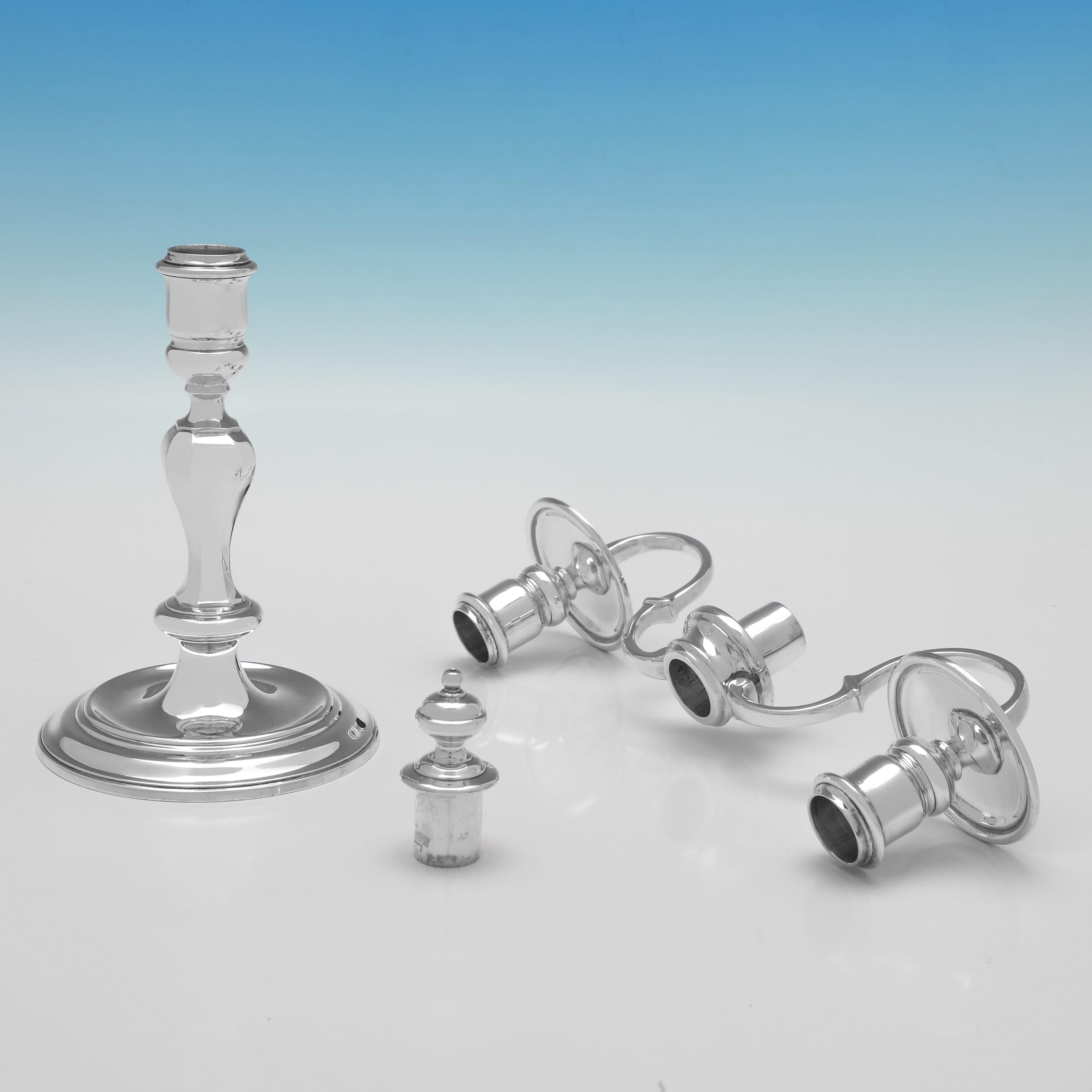 Inglese Coppia di candelabri corti in argento sterling realizzati nel 1960 da John Charles Lowe in vendita