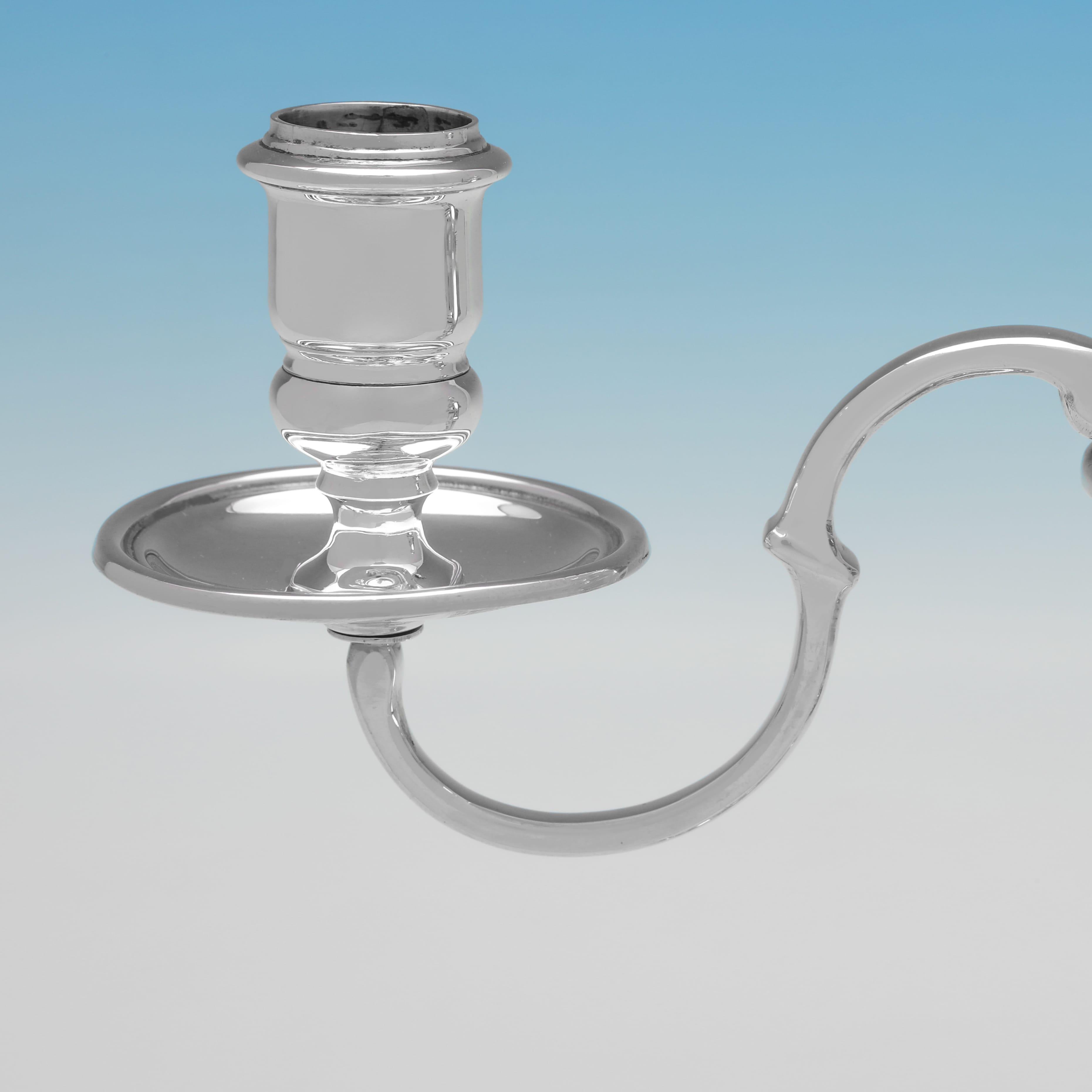 Coppia di candelabri corti in argento sterling realizzati nel 1960 da John Charles Lowe In condizioni buone in vendita a London, London