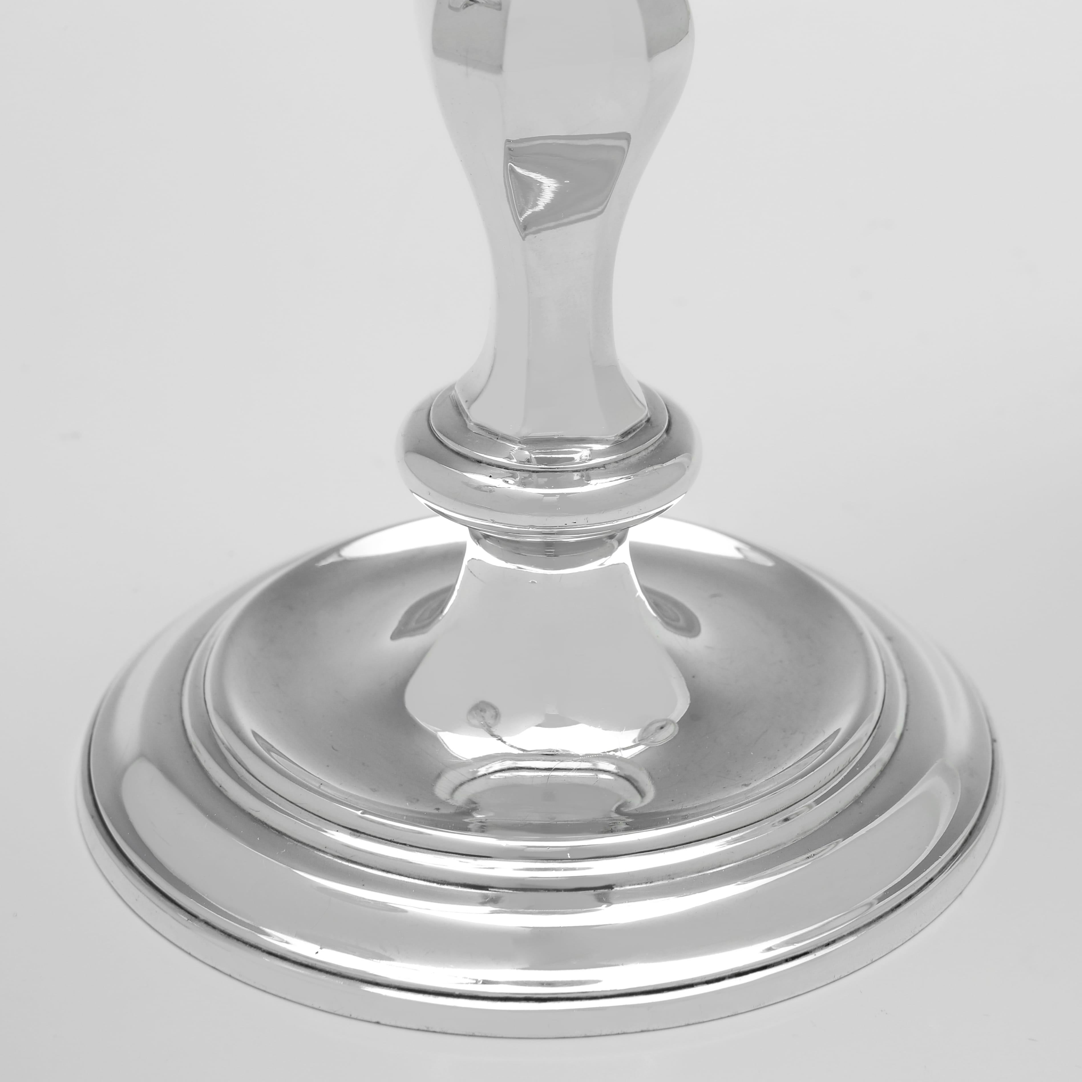 Metà XX secolo Coppia di candelabri corti in argento sterling realizzati nel 1960 da John Charles Lowe in vendita