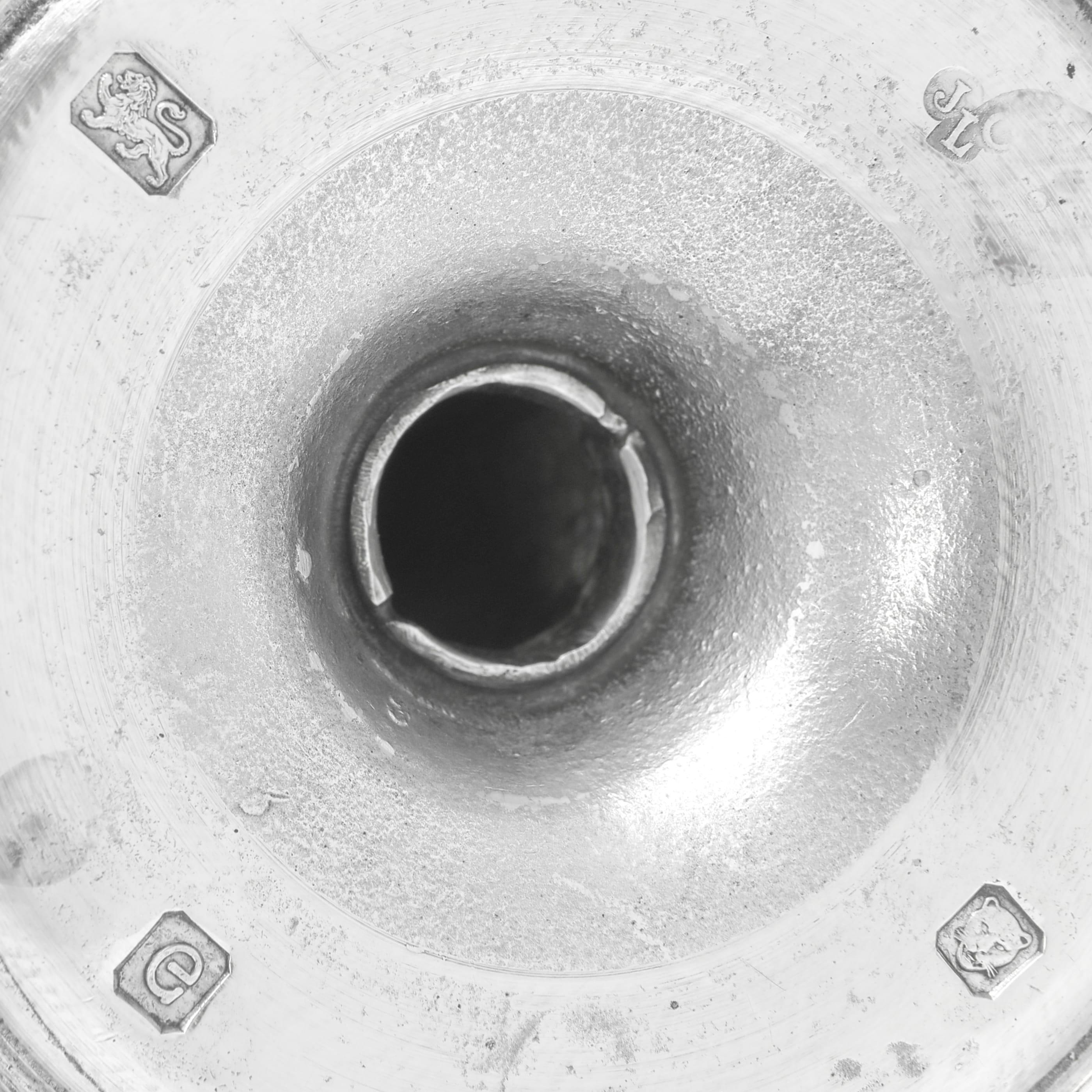 Argento 925 Coppia di candelabri corti in argento sterling realizzati nel 1960 da John Charles Lowe in vendita