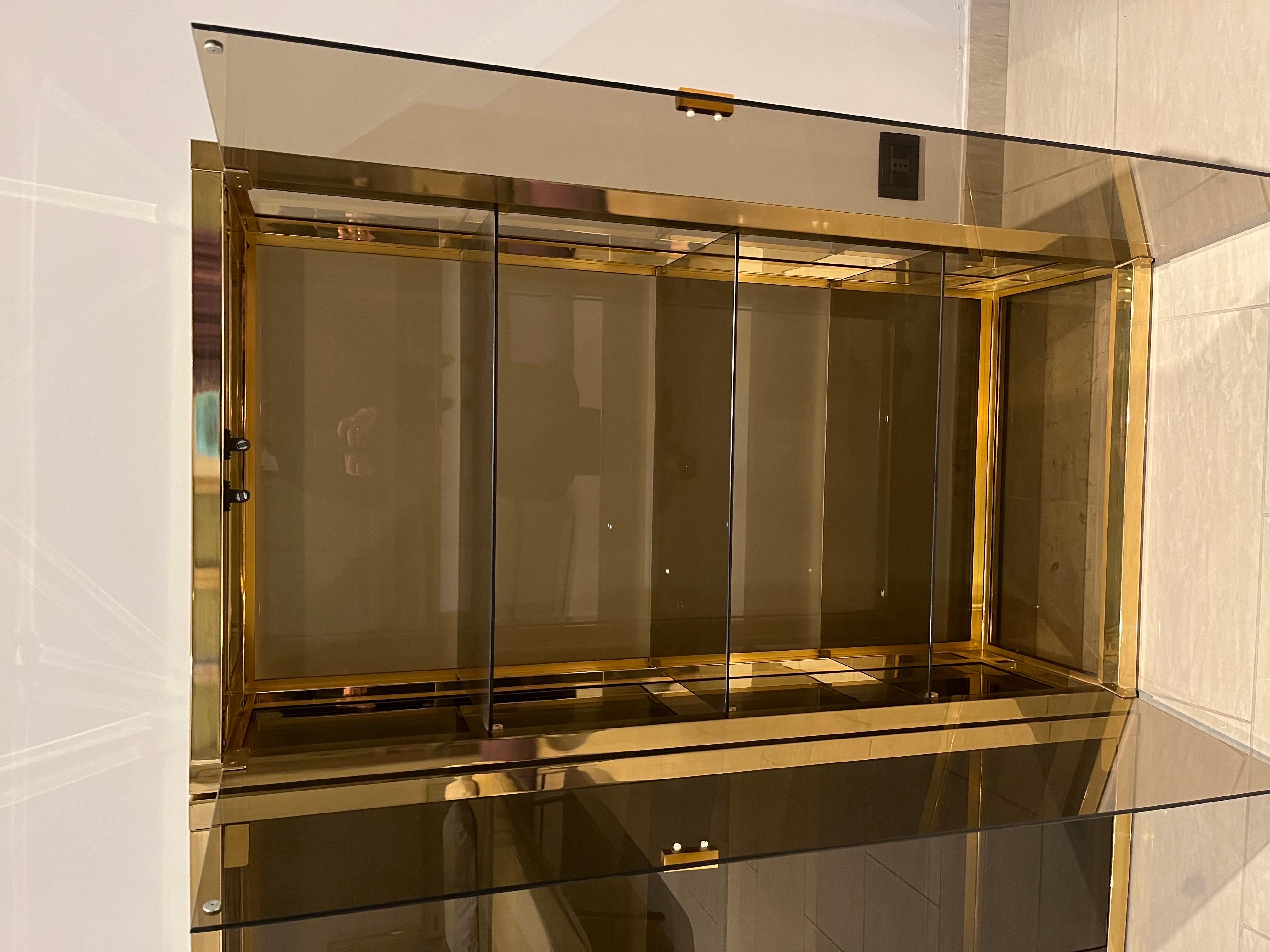 Pair of Zevi showcases in brass with smoked glass

Very good state of conservation, original top design from the 70s

Functional, original and chic.