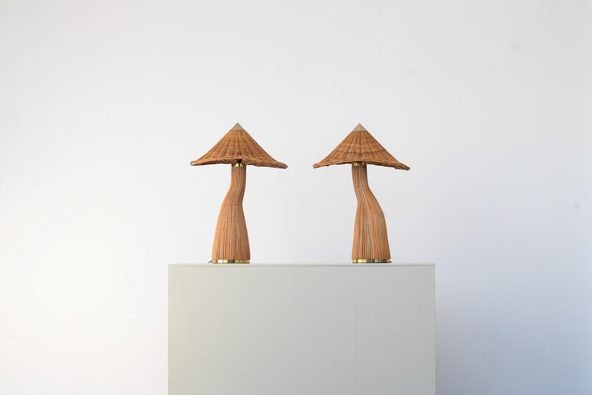 Un par de lámparas de mesa de ratán con forma de seta

Diseñado y fabricado en exclusiva por Rattanology, una marca famosa por sus creaciones artesanales de ratán y bambú.  

La Lámpara de Mesa de Ratán Champiñón es una encantadora fusión de