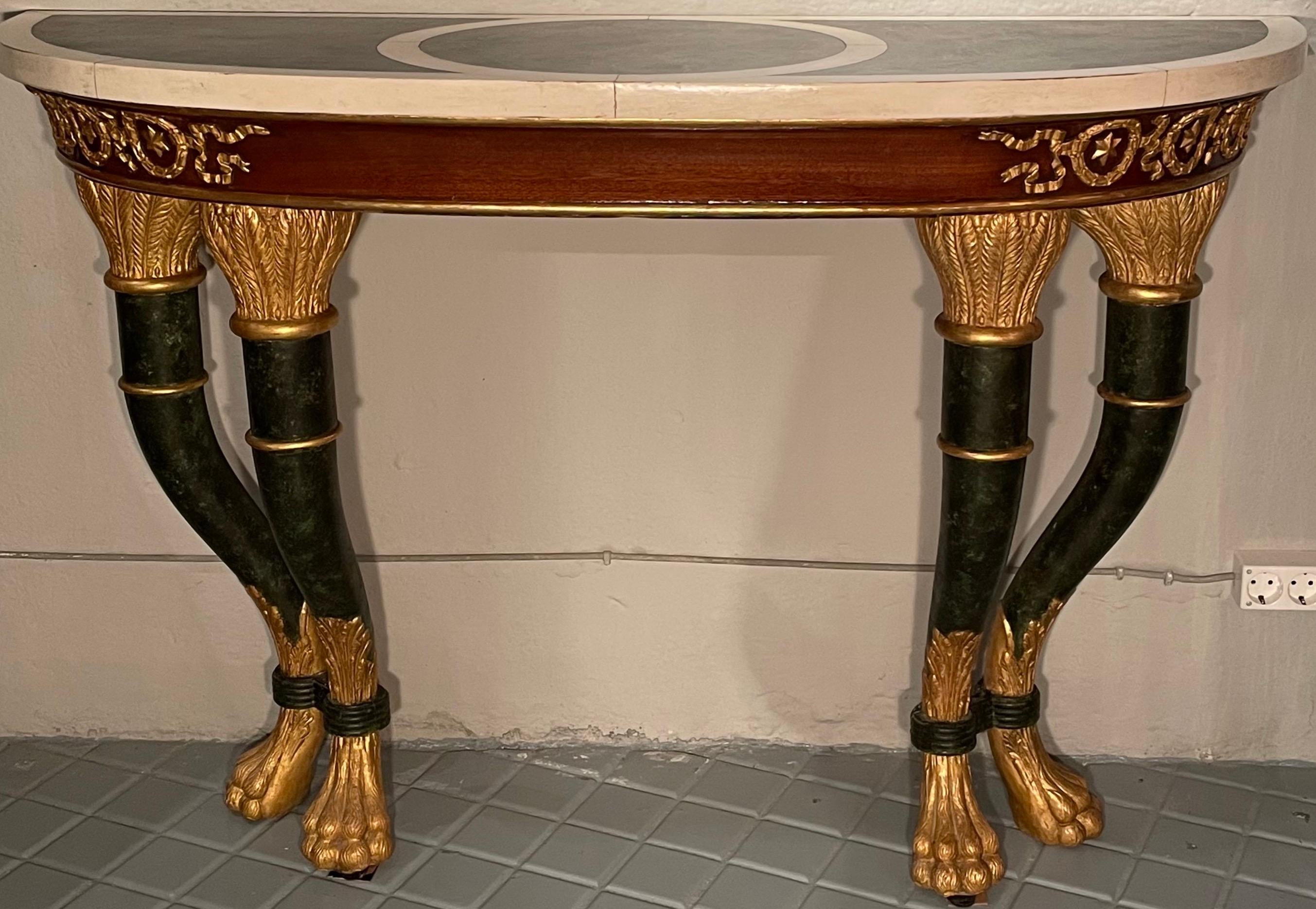 Coppia di consolle siciliane in legno con doratura e stucco. 
Piani in marmo bianco e verde venato. 
Buone condizioni, Italia 
XIX secolo.